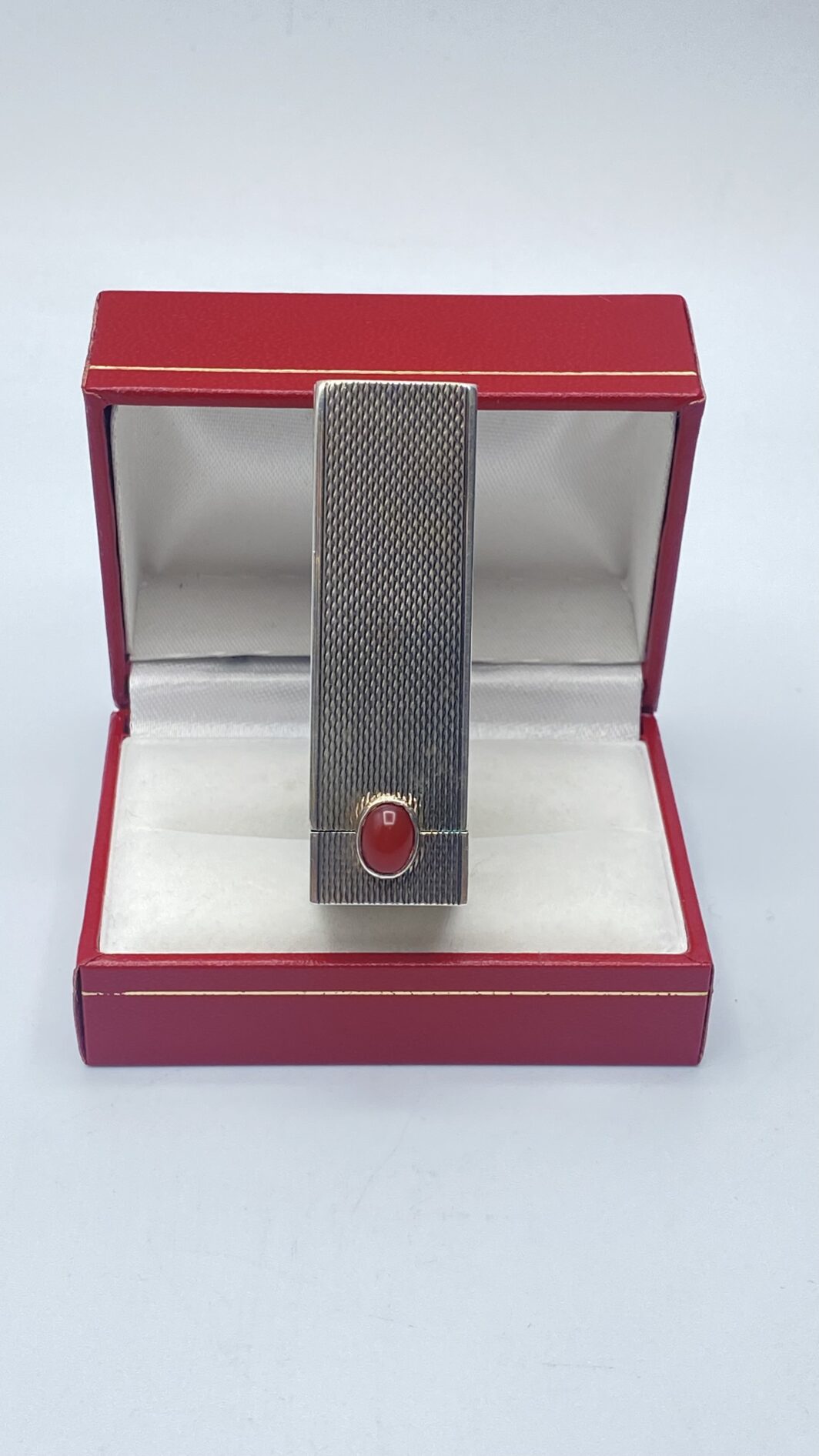 PORTAROSSETTO IN ARGENTO 800, SPECCHIETTO CON APERTURA A SCATTO E CABOCHON DI CORNIOLA. OREFICERIA ITALIANA ANNI ‘20. EDIZIONE LIMITATA - immagine 2