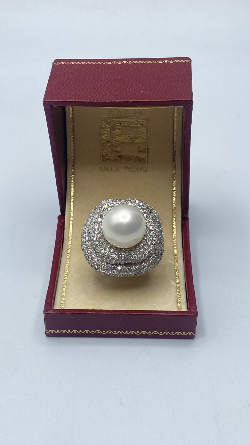 ANELLO FLOREALE IN ARGENTO 925 FIRMATO “ULTIMA EDIZIONE” CON ZIRCONI E GRANDE PERLA DI BIGIOTTERIA. ITALIA ANNI ‘80/‘90 - immagine 10