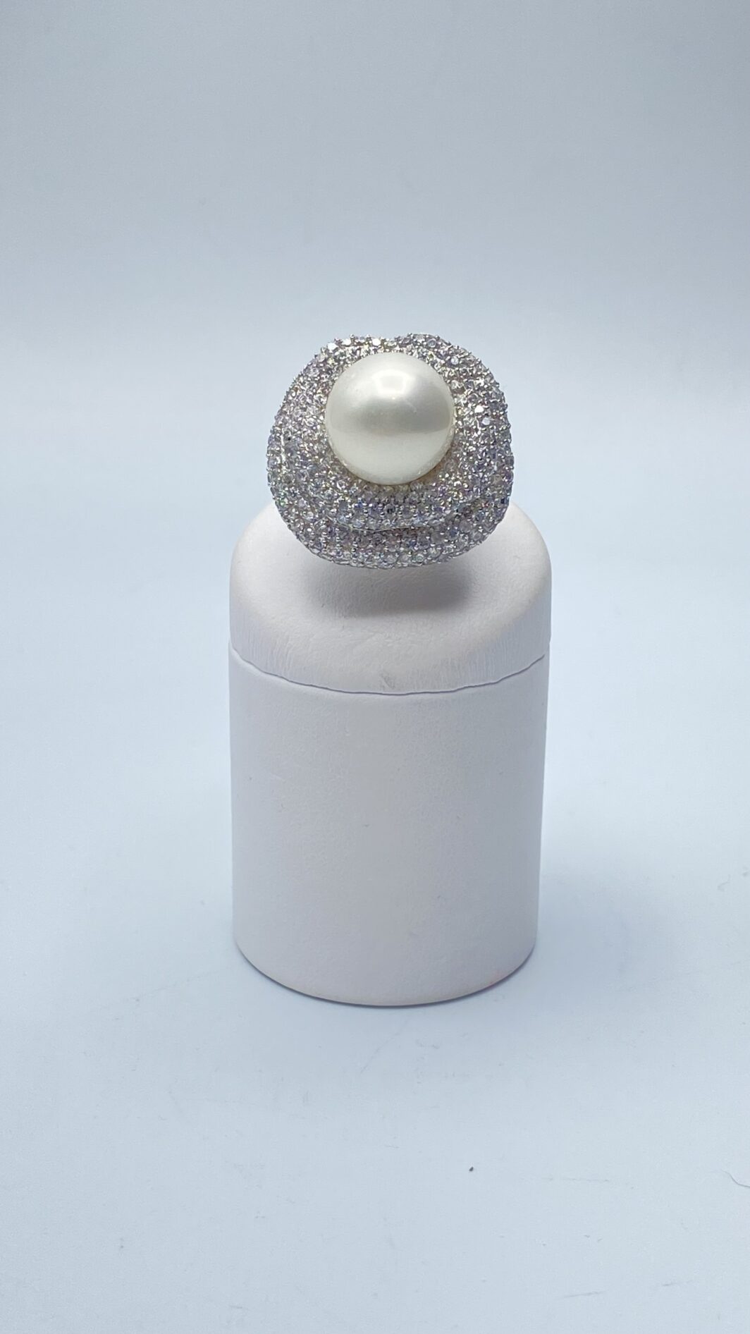 ANELLO FLOREALE IN ARGENTO 925 FIRMATO “ULTIMA EDIZIONE” CON ZIRCONI E GRANDE PERLA DI BIGIOTTERIA. ITALIA ANNI ‘80/‘90 - immagine 9