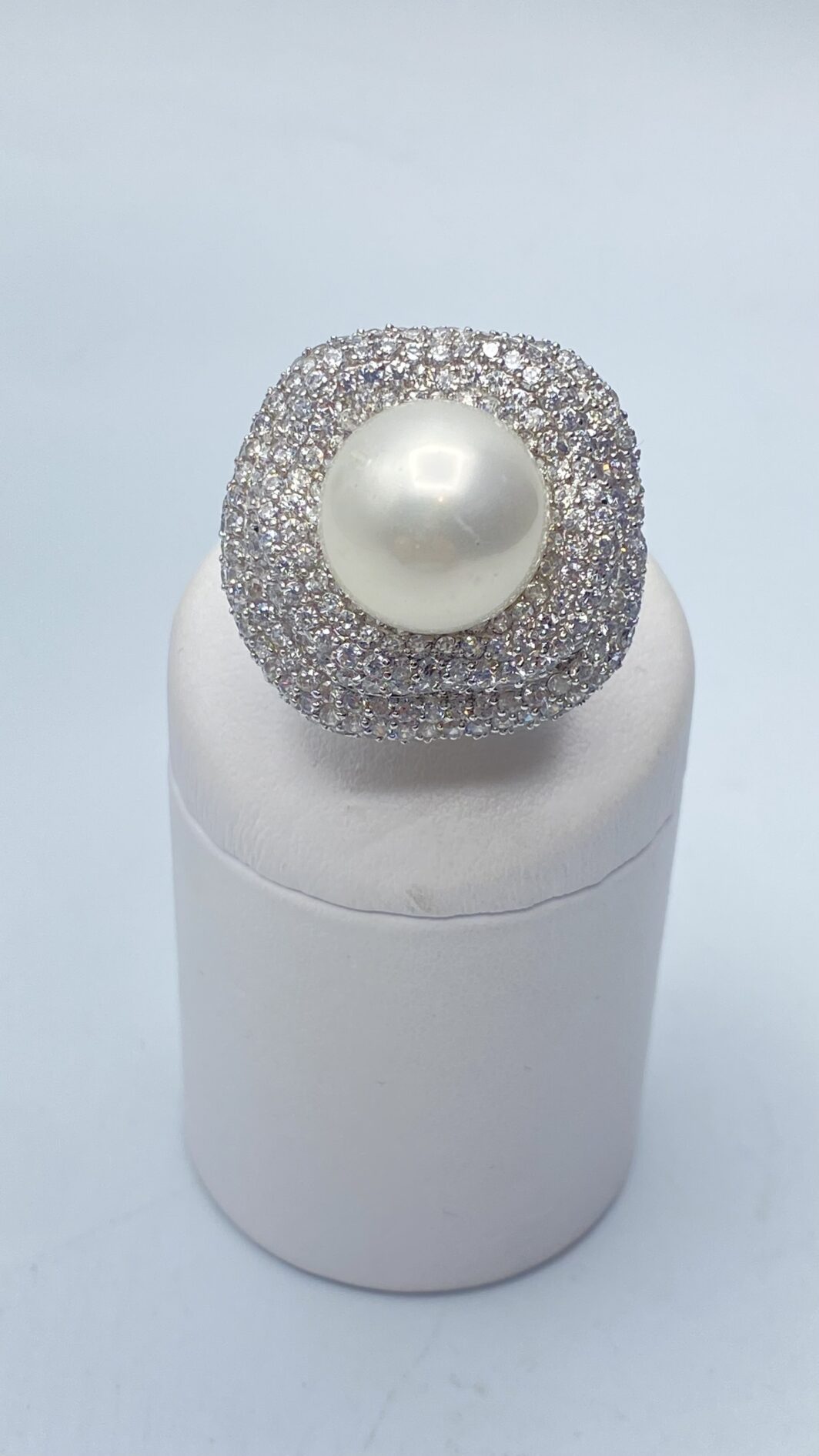ANELLO FLOREALE IN ARGENTO 925 FIRMATO “ULTIMA EDIZIONE” CON ZIRCONI E GRANDE PERLA DI BIGIOTTERIA. ITALIA ANNI ‘80/‘90 - immagine 8