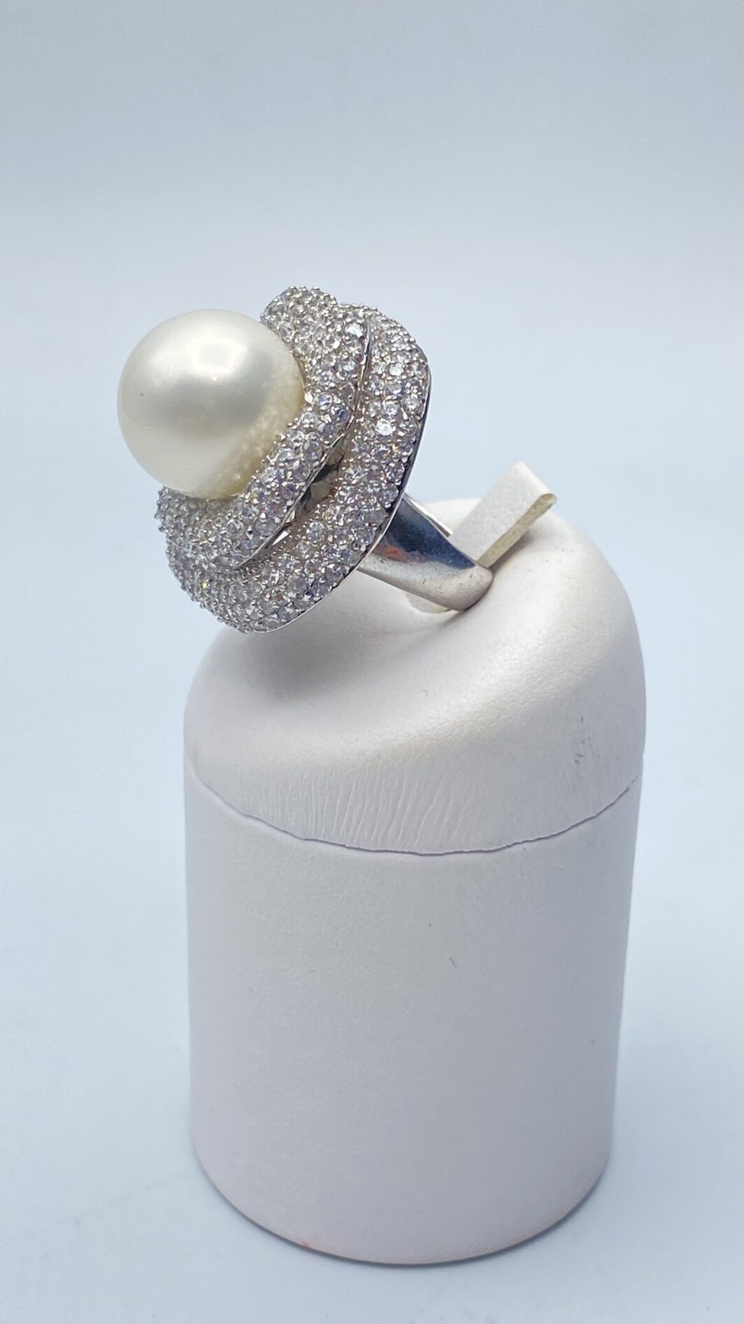 ANELLO FLOREALE IN ARGENTO 925 FIRMATO “ULTIMA EDIZIONE” CON ZIRCONI E GRANDE PERLA DI BIGIOTTERIA. ITALIA ANNI ‘80/‘90