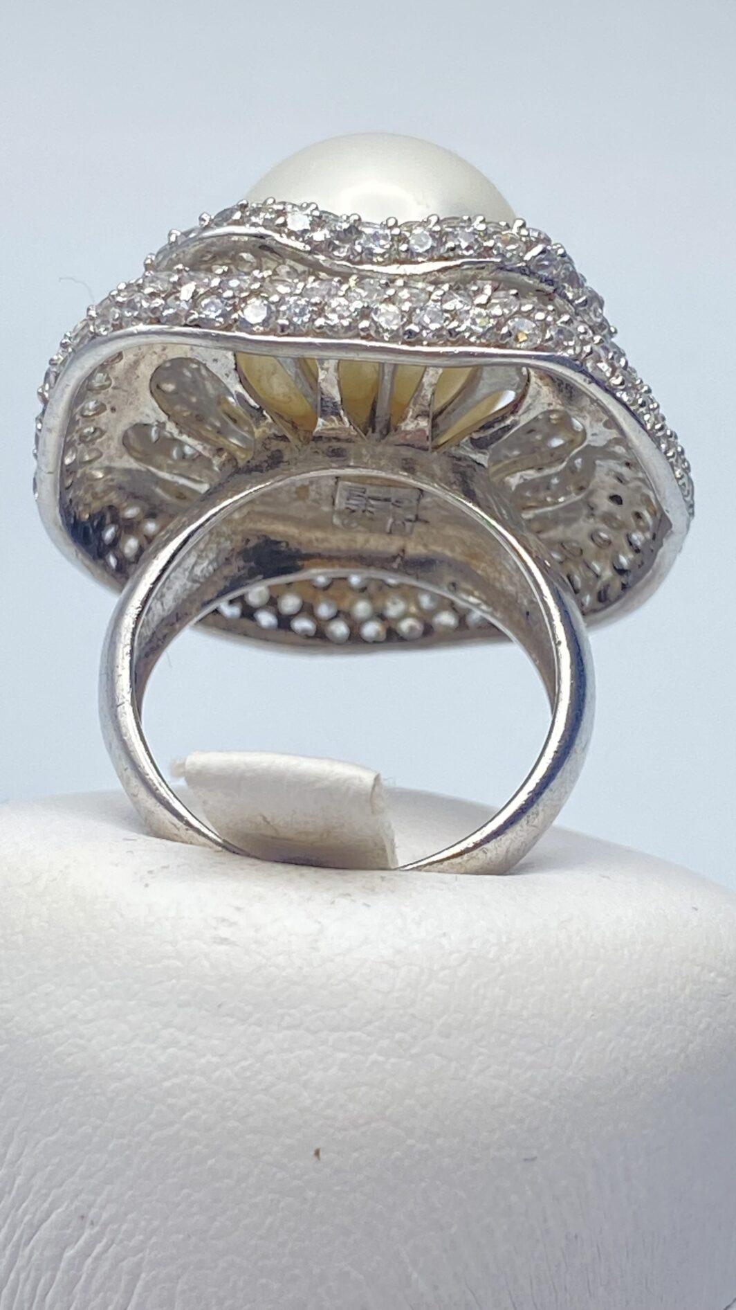 ANELLO FLOREALE IN ARGENTO 925 FIRMATO “ULTIMA EDIZIONE” CON ZIRCONI E GRANDE PERLA DI BIGIOTTERIA. ITALIA ANNI ‘80/‘90 - immagine 4