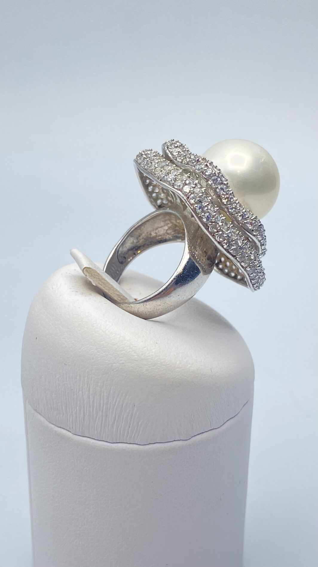ANELLO FLOREALE IN ARGENTO 925 FIRMATO “ULTIMA EDIZIONE” CON ZIRCONI E GRANDE PERLA DI BIGIOTTERIA. ITALIA ANNI ‘80/‘90 - immagine 5