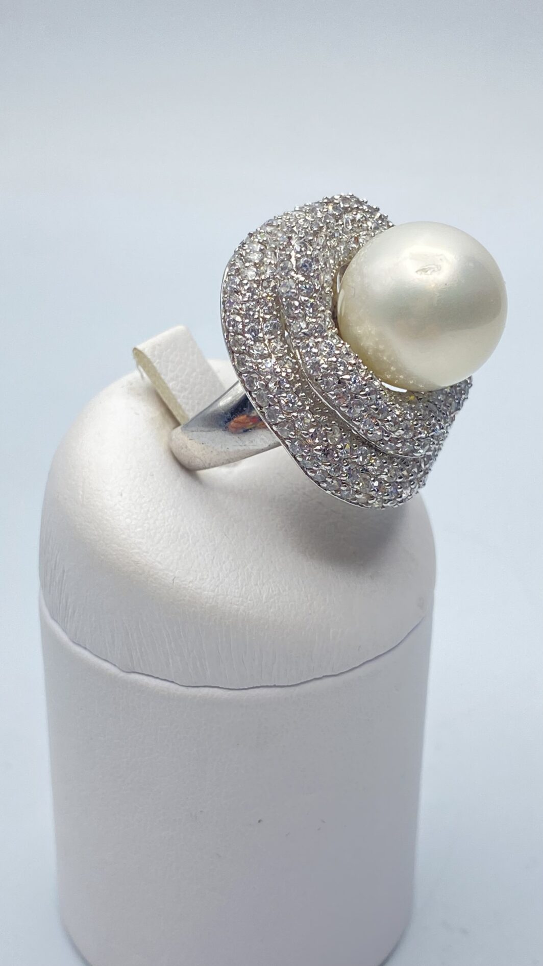 ANELLO FLOREALE IN ARGENTO 925 FIRMATO “ULTIMA EDIZIONE” CON ZIRCONI E GRANDE PERLA DI BIGIOTTERIA. ITALIA ANNI ‘80/‘90 - immagine 6
