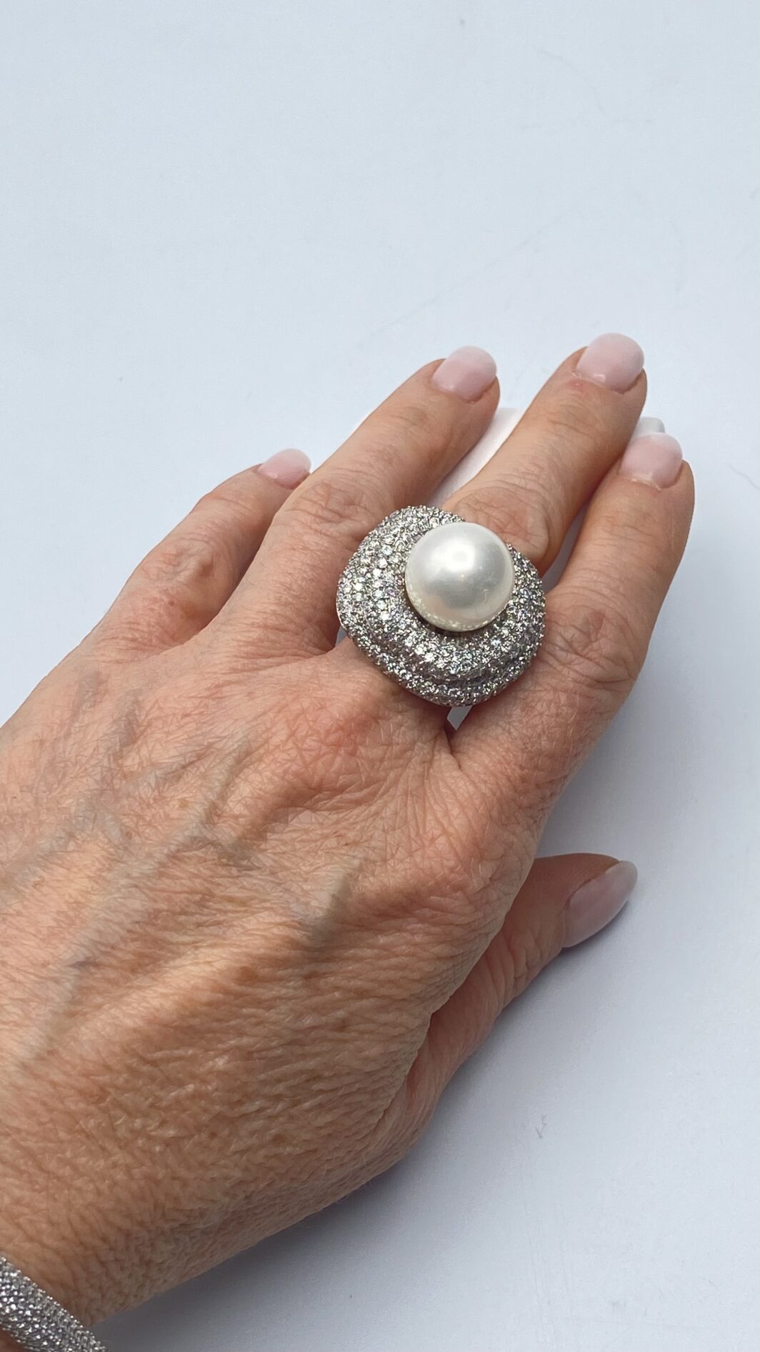 ANELLO FLOREALE IN ARGENTO 925 FIRMATO “ULTIMA EDIZIONE” CON ZIRCONI E GRANDE PERLA DI BIGIOTTERIA. ITALIA ANNI ‘80/‘90 - immagine 7