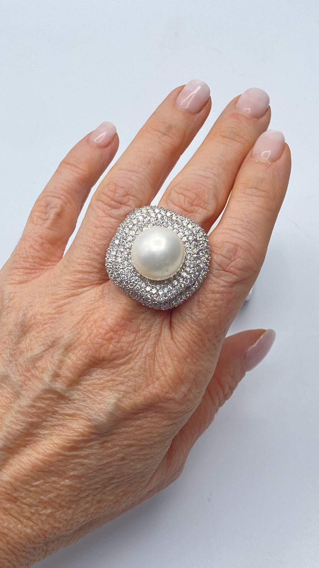 ANELLO FLOREALE IN ARGENTO 925 FIRMATO “ULTIMA EDIZIONE” CON ZIRCONI E GRANDE PERLA DI BIGIOTTERIA. ITALIA ANNI ‘80/‘90 - immagine 2