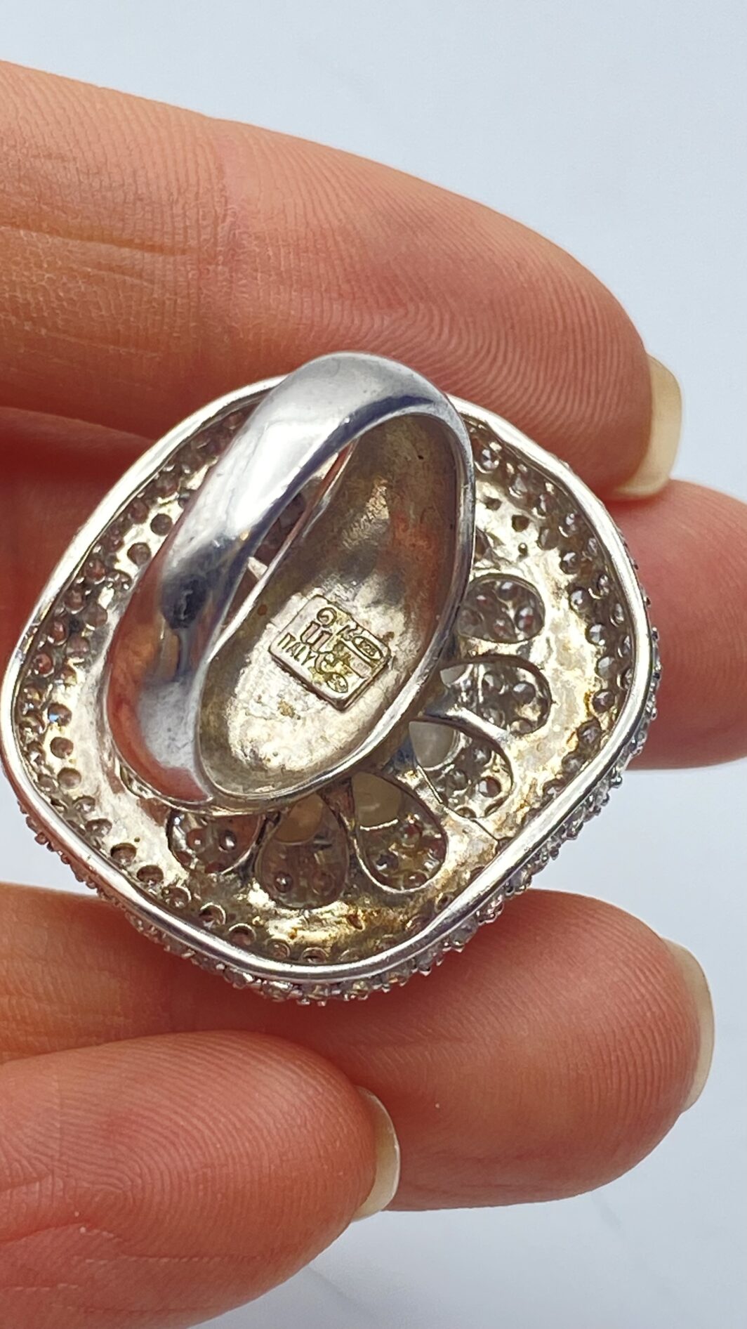 ANELLO FLOREALE IN ARGENTO 925 FIRMATO “ULTIMA EDIZIONE” CON ZIRCONI E GRANDE PERLA DI BIGIOTTERIA. ITALIA ANNI ‘80/‘90 - immagine 11