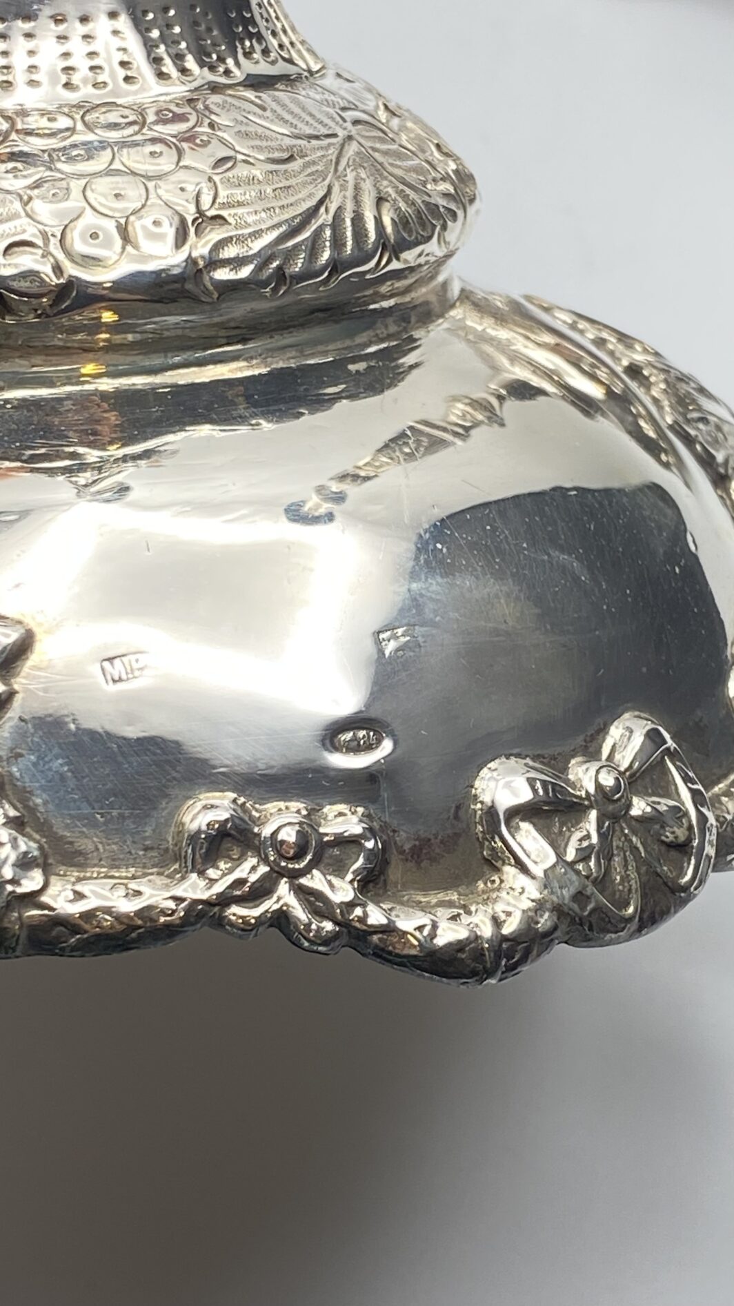 PAIO DI CANDELIERI FIRMATI MITROFAN RINDIN, IN ARGENTO IMPERIALE RUSSO. MOSCA 1894-1916. - immagine 2