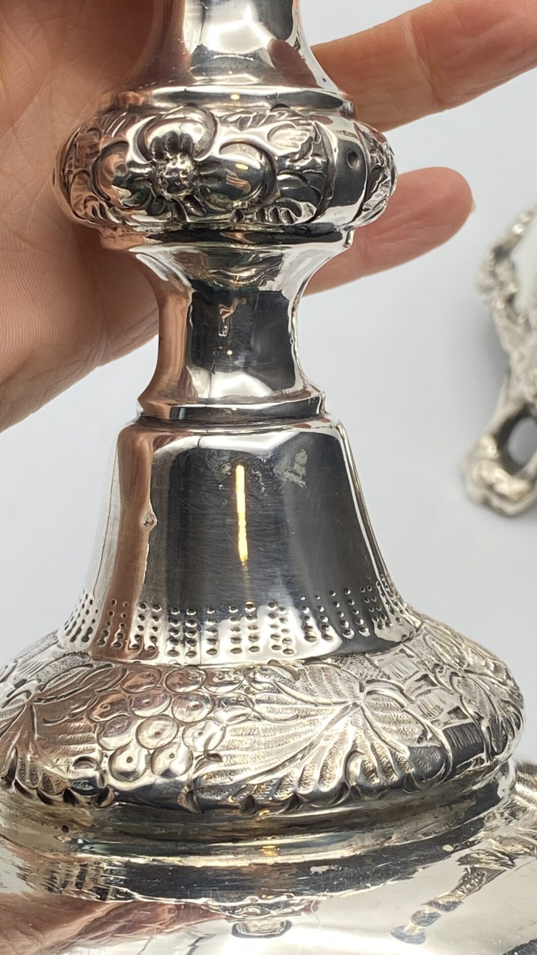 PAIO DI CANDELIERI FIRMATI MITROFAN RINDIN, IN ARGENTO IMPERIALE RUSSO. MOSCA 1894-1916. - immagine 4