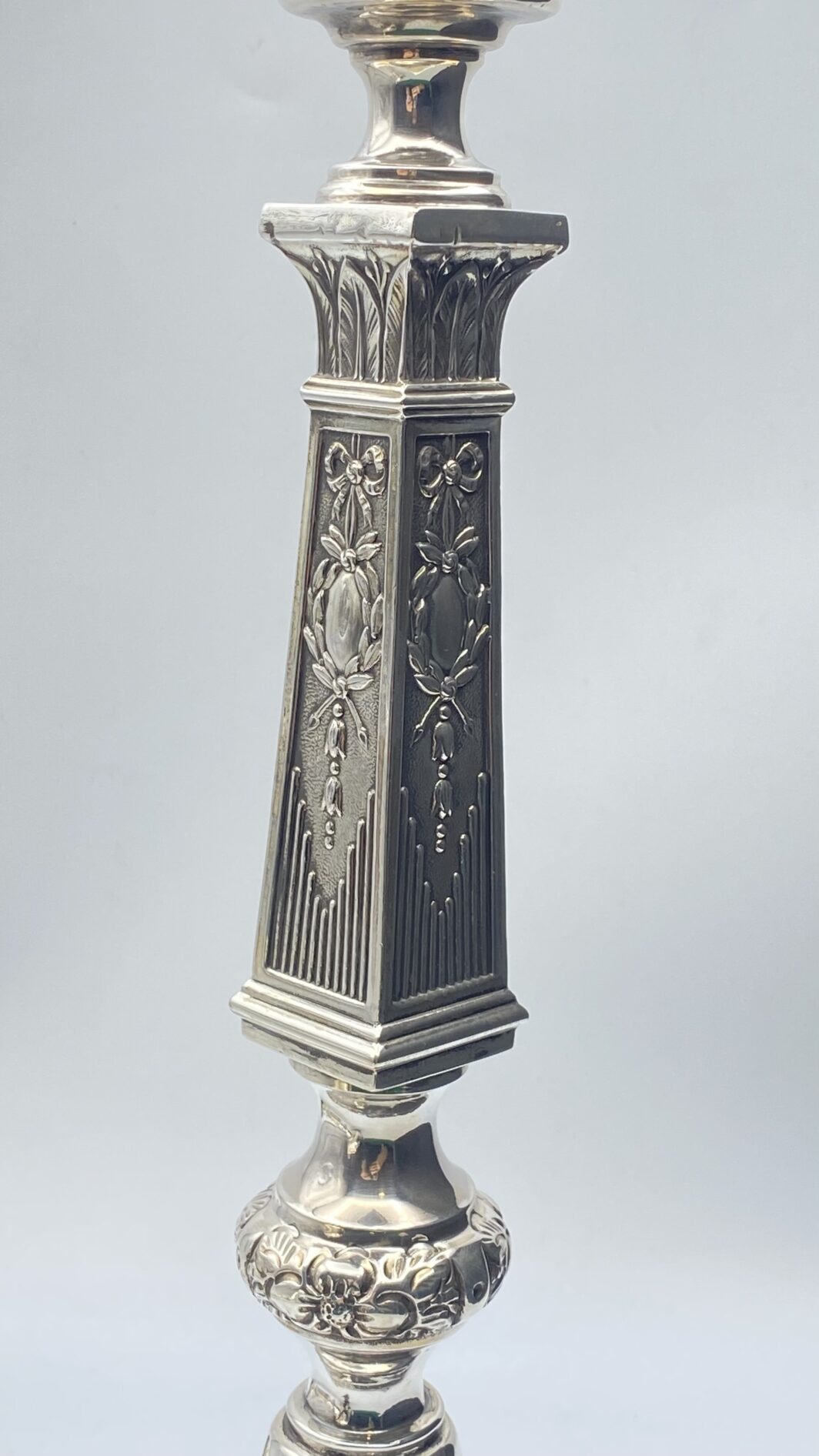 PAIO DI CANDELIERI FIRMATI MITROFAN RINDIN, IN ARGENTO IMPERIALE RUSSO. MOSCA 1894-1916. - immagine 13