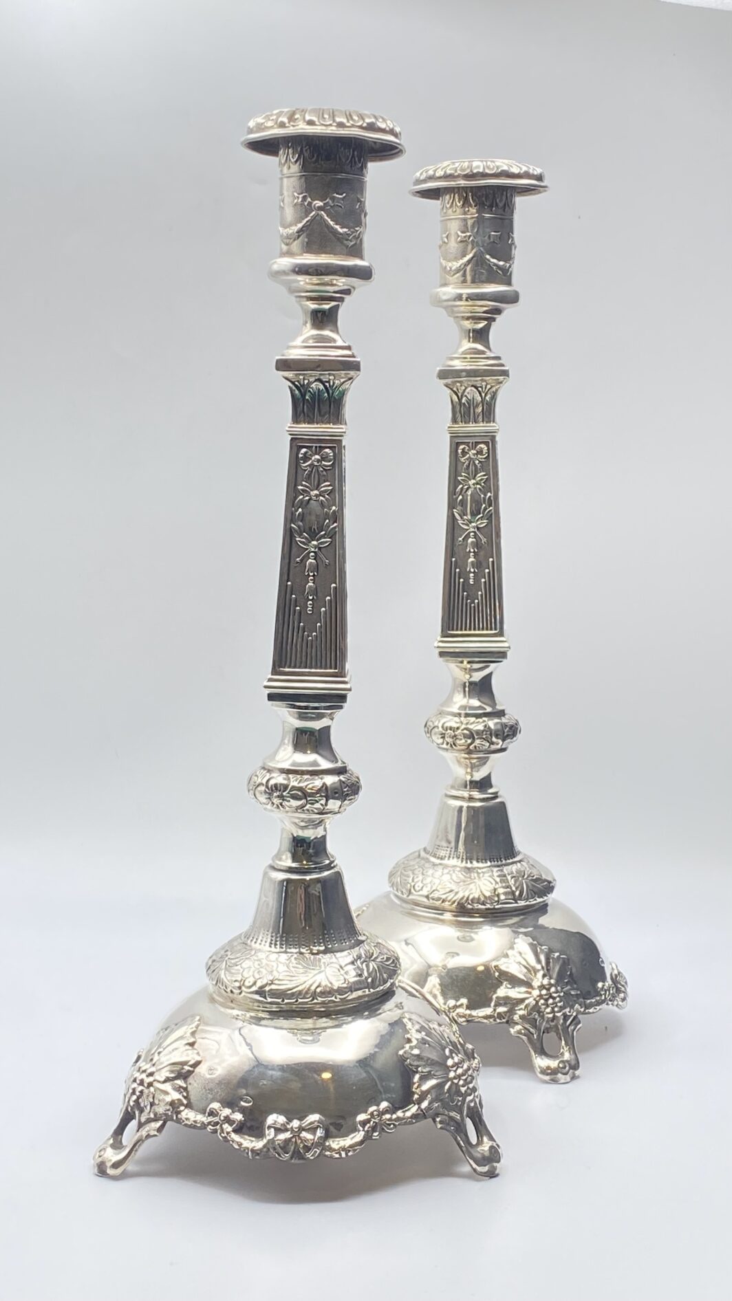 PAIO DI CANDELIERI FIRMATI MITROFAN RINDIN, IN ARGENTO IMPERIALE RUSSO. MOSCA 1894-1916. - immagine 6