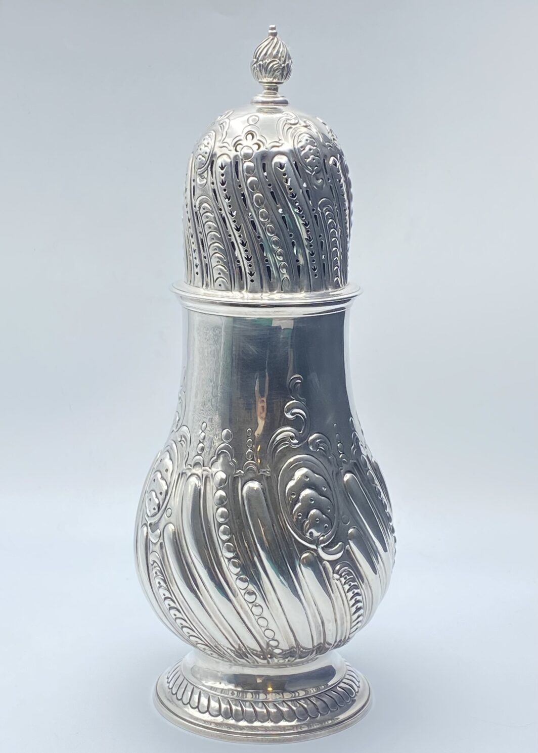 SPARGIZUCCHERO GIGANTE IN ARGENTO. FRANCIA, ANNO 1893