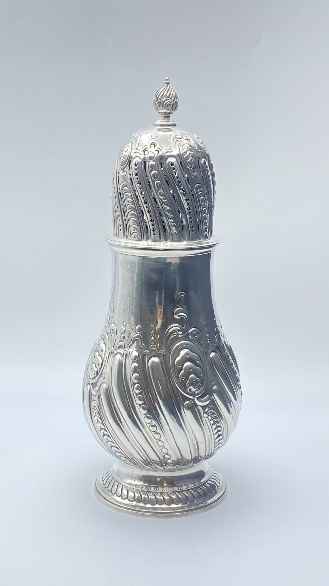 SPARGIZUCCHERO GIGANTE IN ARGENTO. FRANCIA, ANNO 1893