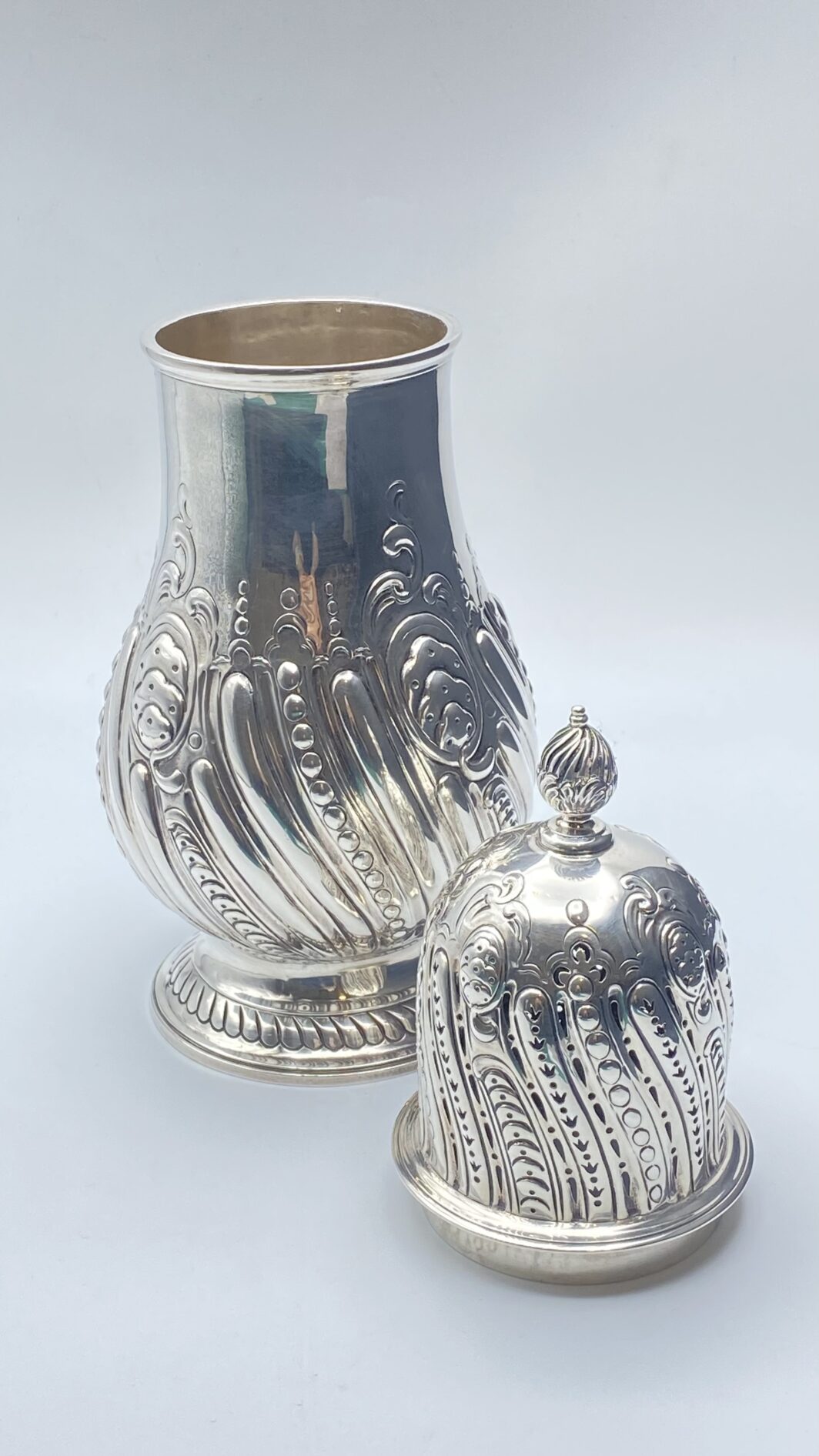 SPARGIZUCCHERO GIGANTE IN ARGENTO. FRANCIA, ANNO 1893 - immagine 3