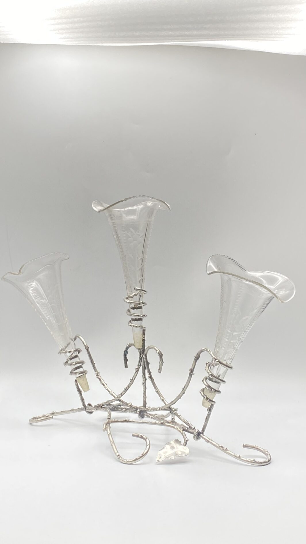EPERGNE IN SHEFFIELD E CRISTALLO. EPOCA VITTORIANA, XIX sec.