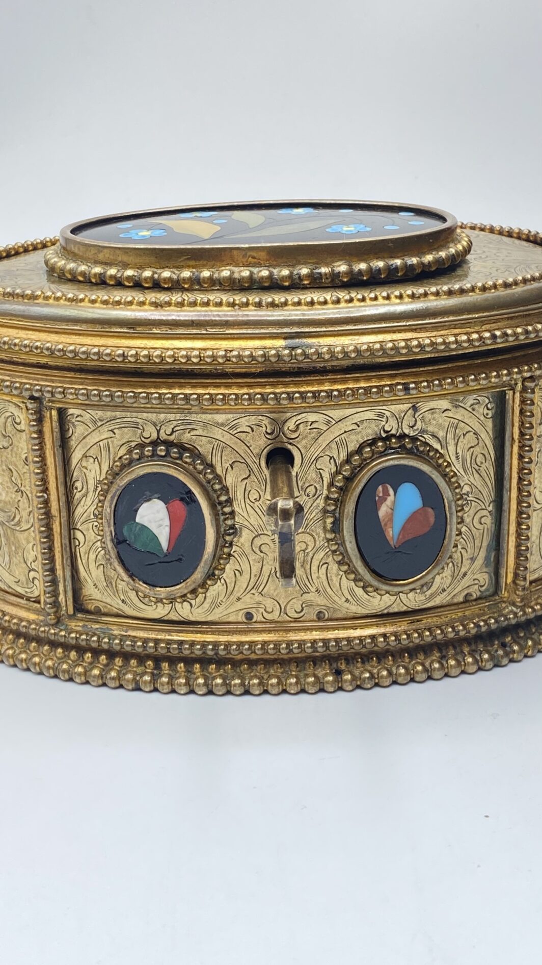 PORTAGIOIE FIORENTINO IN BRONZO DORATO CON PLACCHE IN ONICE NERA CON MOSAICI FLOREALI. ITALIA, FIRENZE, INIZI DEL XIX sec. - immagine 6