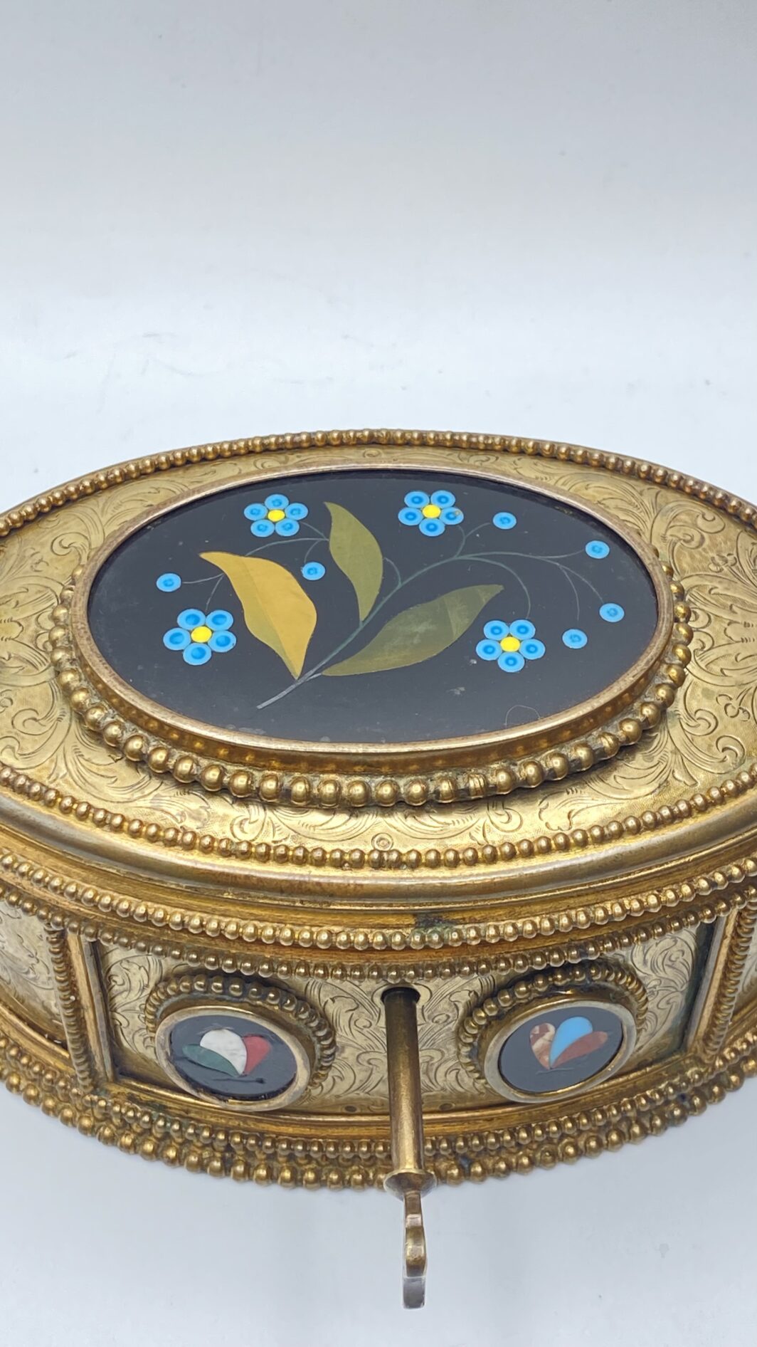 PORTAGIOIE FIORENTINO IN BRONZO DORATO CON PLACCHE IN ONICE NERA CON MOSAICI FLOREALI. ITALIA, FIRENZE, INIZI DEL XIX sec. - immagine 11