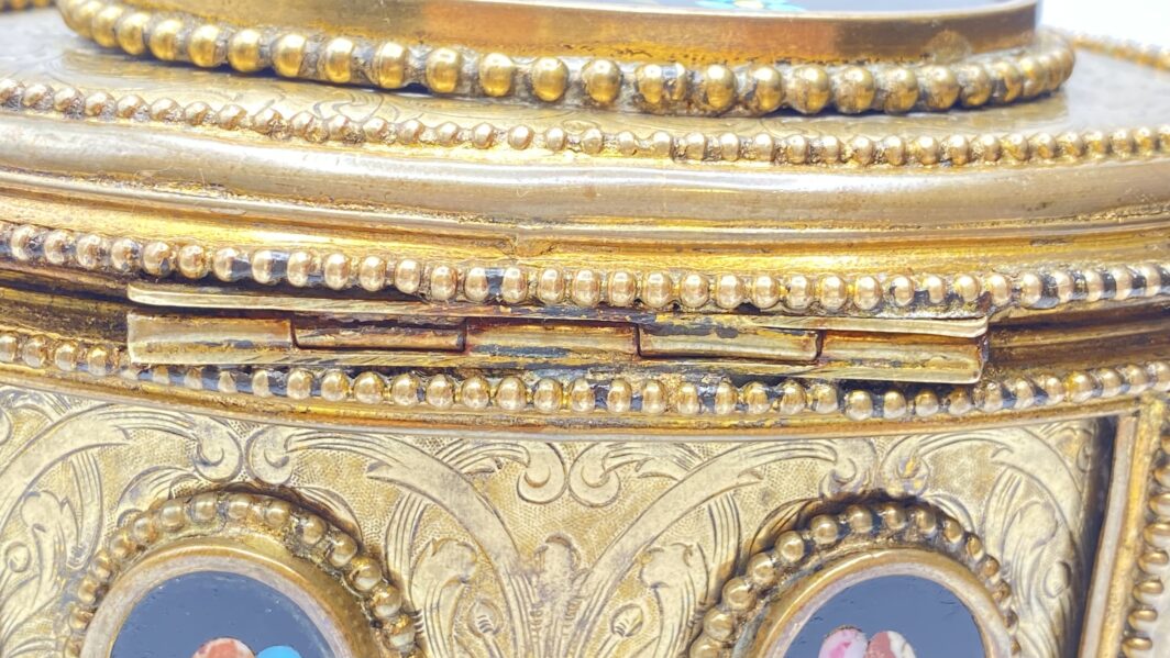 PORTAGIOIE FIORENTINO IN BRONZO DORATO CON PLACCHE IN ONICE NERA CON MOSAICI FLOREALI. ITALIA, FIRENZE, INIZI DEL XIX sec. - immagine 12