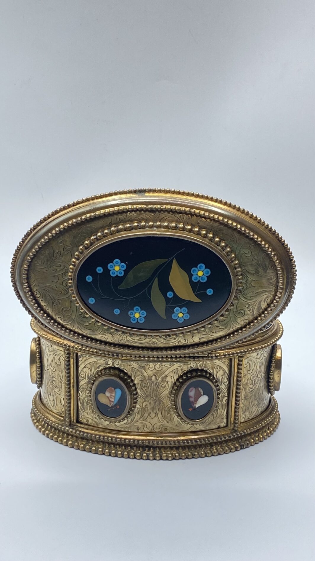 PORTAGIOIE FIORENTINO IN BRONZO DORATO CON PLACCHE IN ONICE NERA CON MOSAICI FLOREALI. ITALIA, FIRENZE, INIZI DEL XIX sec. - immagine 18