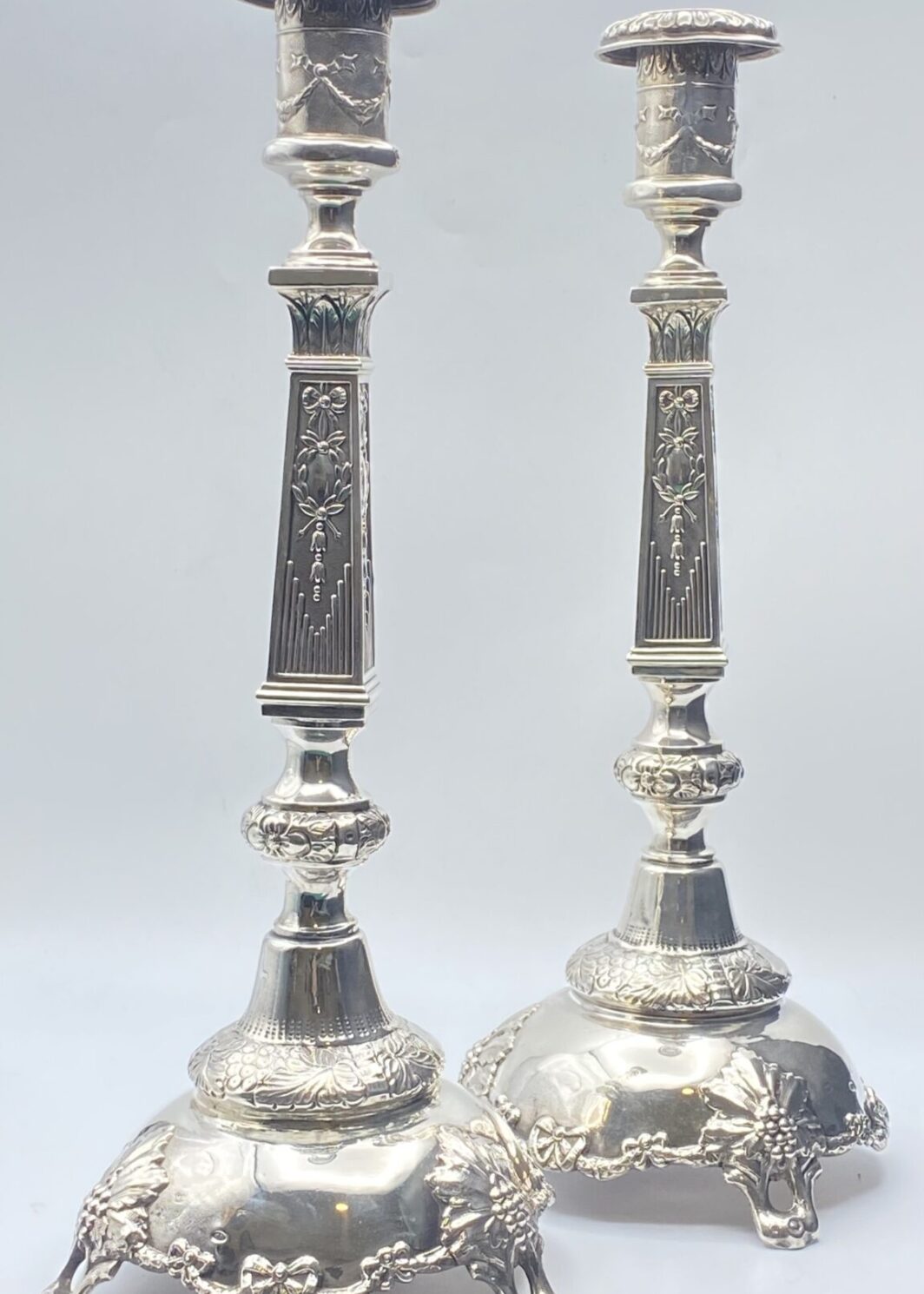 PAIO DI CANDELIERI FIRMATI MITROFAN RINDIN, IN ARGENTO IMPERIALE RUSSO. MOSCA 1894-1916.