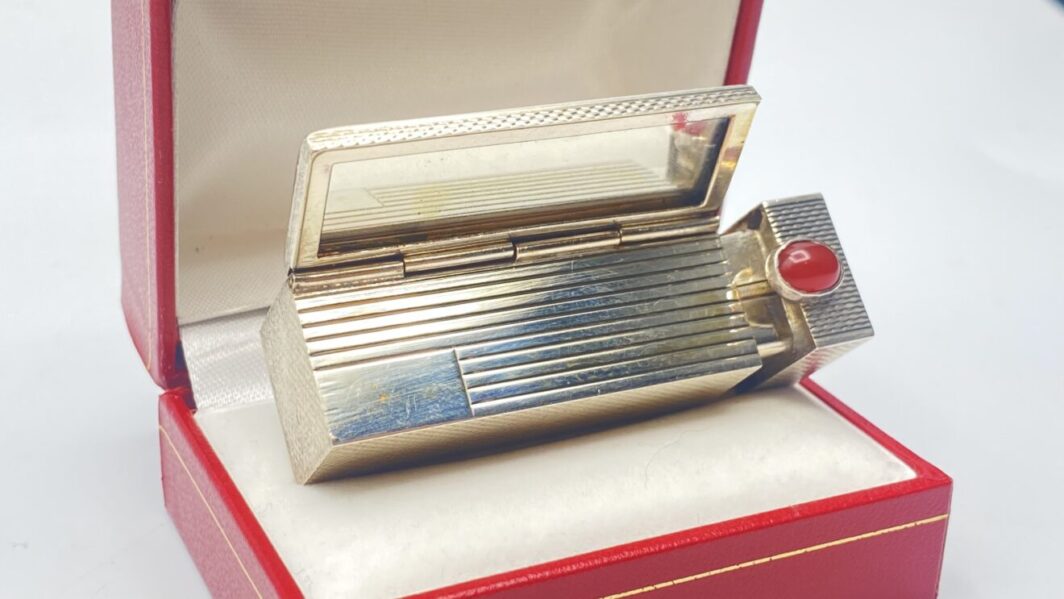 PORTAROSSETTO IN ARGENTO 800, SPECCHIETTO CON APERTURA A SCATTO E CABOCHON DI CORNIOLA. OREFICERIA ITALIANA ANNI ‘20. EDIZIONE LIMITATA - immagine 20