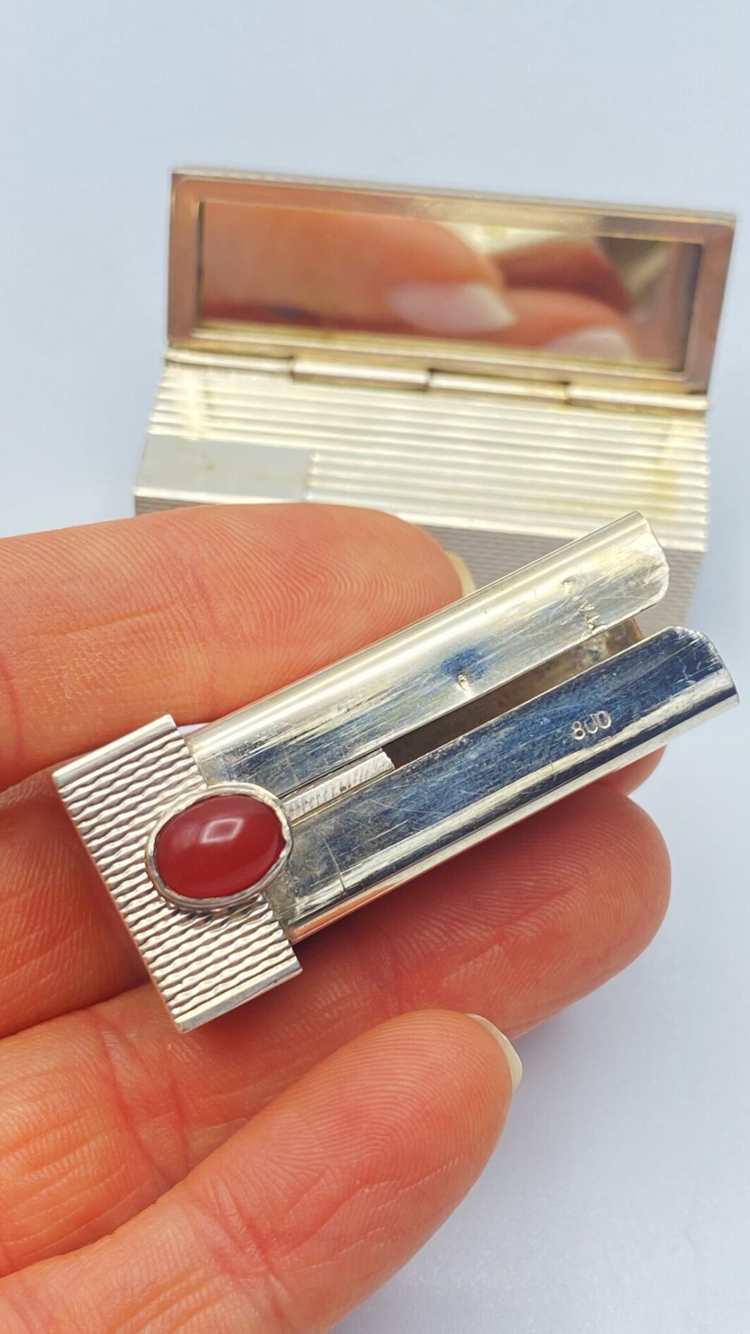 PORTAROSSETTO IN ARGENTO 800, SPECCHIETTO CON APERTURA A SCATTO E CABOCHON DI CORNIOLA. OREFICERIA ITALIANA ANNI ‘20. EDIZIONE LIMITATA - immagine 7