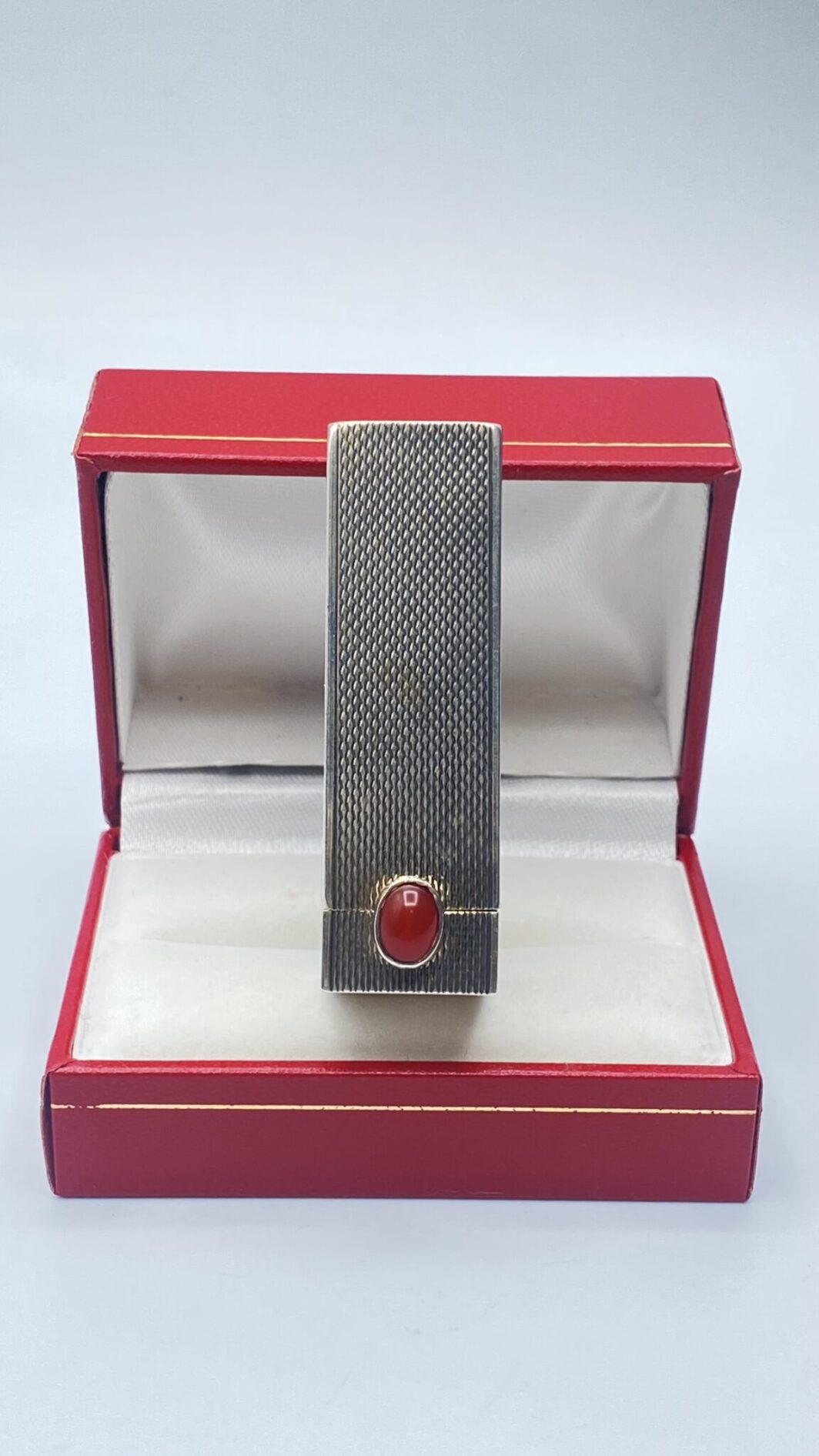 PORTAROSSETTO IN ARGENTO 800, SPECCHIETTO CON APERTURA A SCATTO E CABOCHON DI CORNIOLA. OREFICERIA ITALIANA ANNI ‘20. EDIZIONE LIMITATA - immagine 22