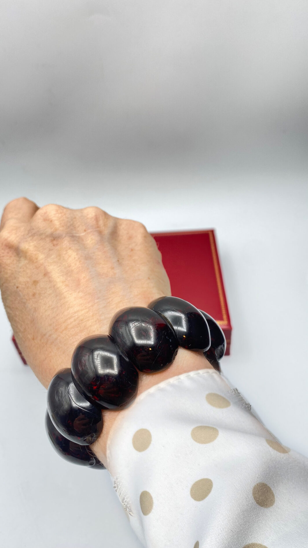 BRACCIALE ELASTICO IN LUCITE COLOR GRANATO. VINTAGE ANNI ‘30. - immagine 6