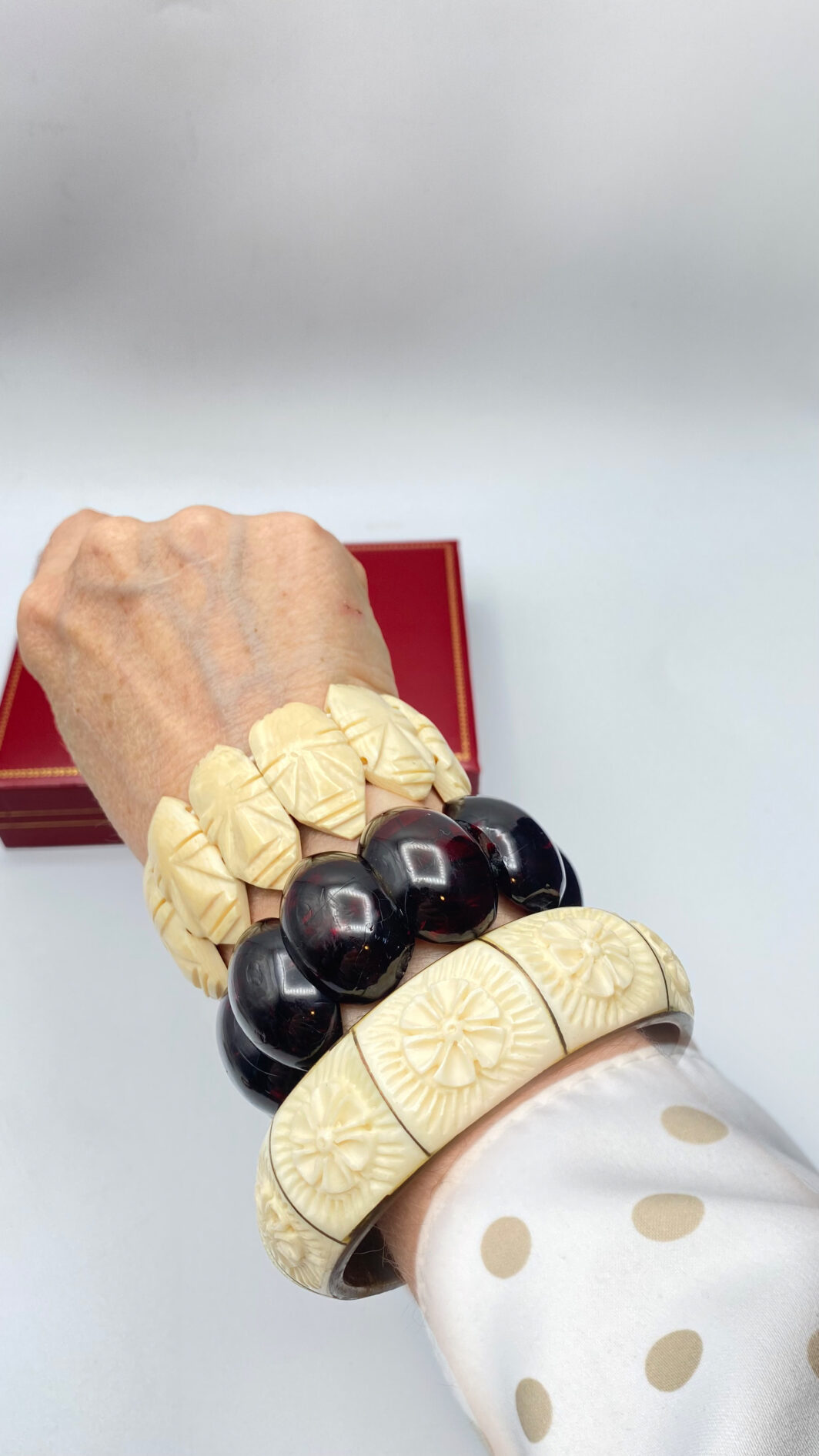 BRACCIALE ELASTICO IN LUCITE COLOR GRANATO. VINTAGE ANNI ‘30. - immagine 7