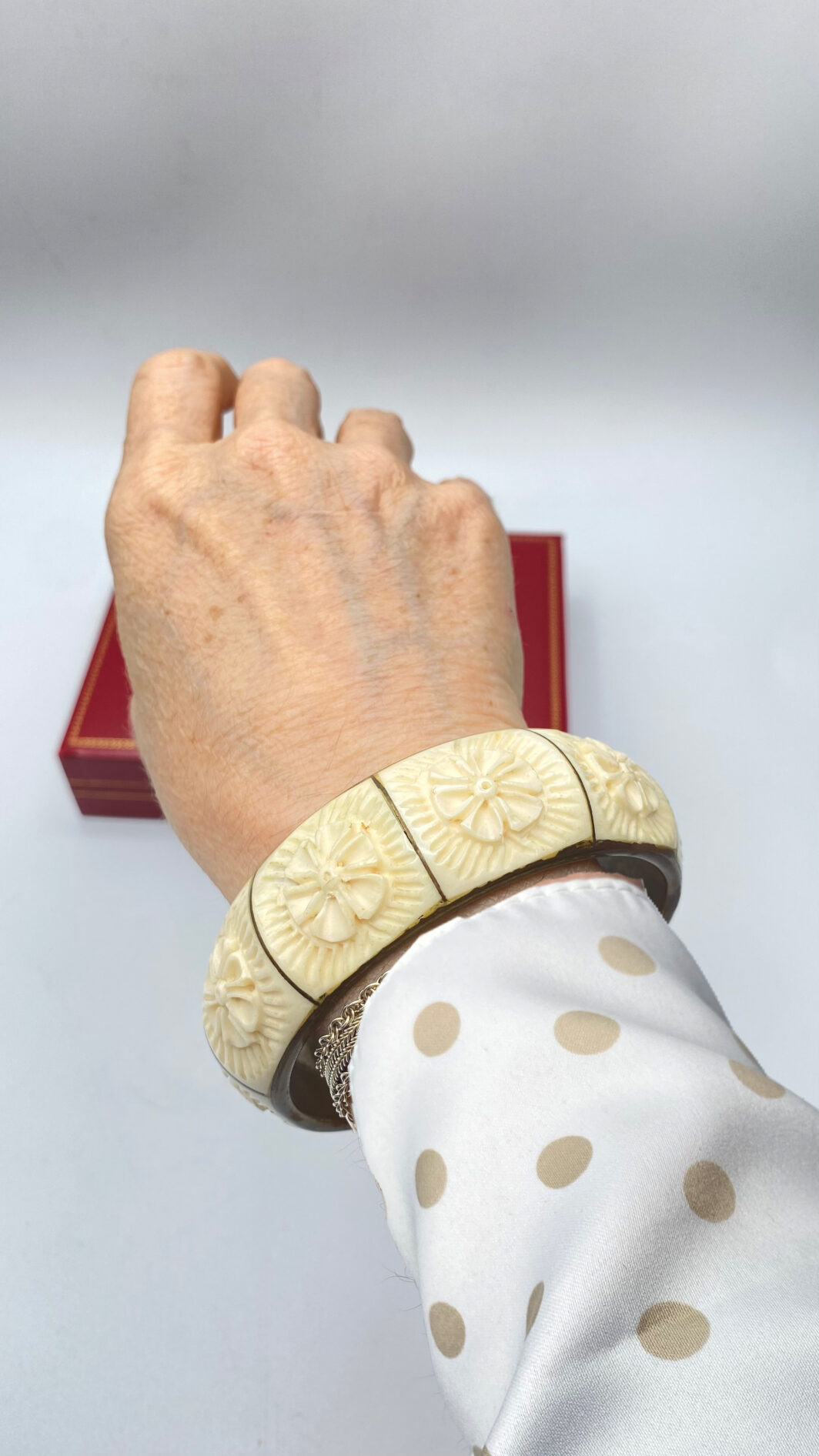 BRACCIALE IN OSSO SCOLPITO E METALLO GOLDTONE. BIGIOTTERIA VINTAGE ANNI ‘30/‘40 - immagine 13