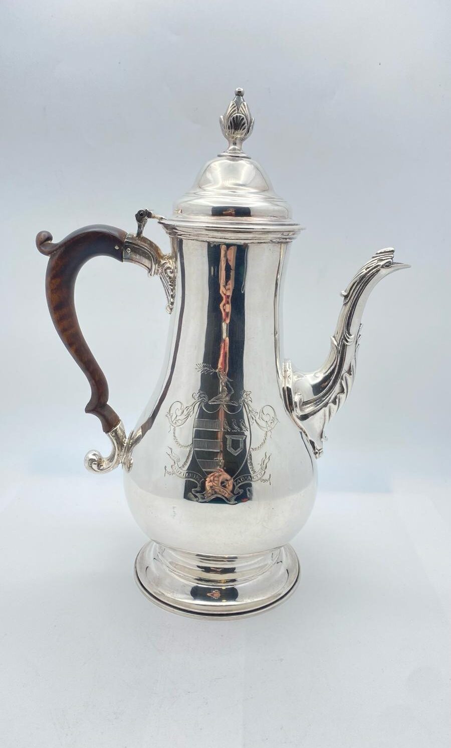 ARGENTO XVIII sec. CAFFETTIERA GIORGIANA CON IMPUGNATURA IN LEGNO .