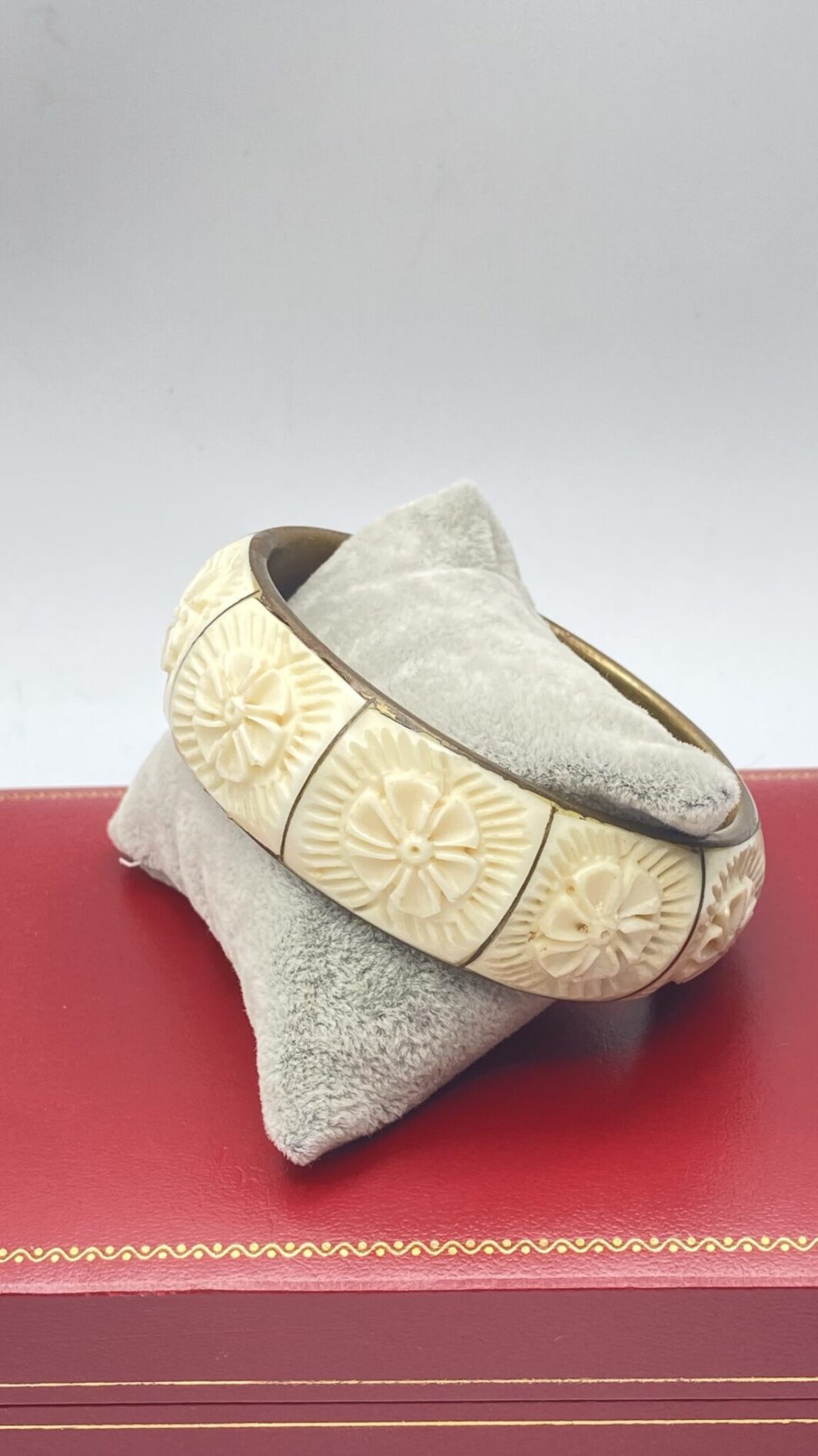 BRACCIALE IN OSSO SCOLPITO E METALLO GOLDTONE. BIGIOTTERIA VINTAGE ANNI ‘30/‘40 - immagine 9