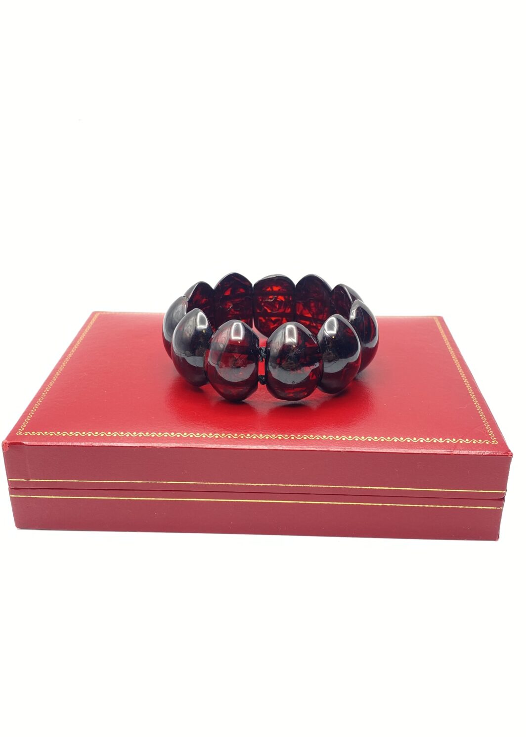 BRACCIALE ELASTICO IN LUCITE COLOR GRANATO. VINTAGE ANNI ‘30.