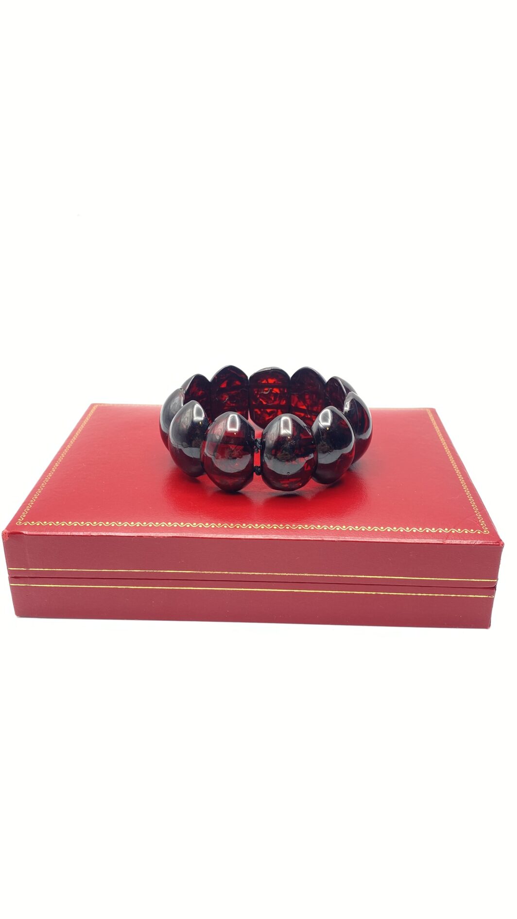 BRACCIALE ELASTICO IN LUCITE COLOR GRANATO. VINTAGE ANNI ‘30.
