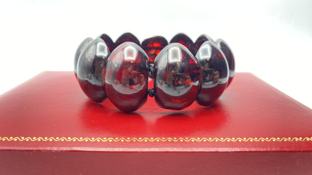 BRACCIALE ELASTICO IN LUCITE COLOR GRANATO. VINTAGE ANNI ‘30. - immagine 4