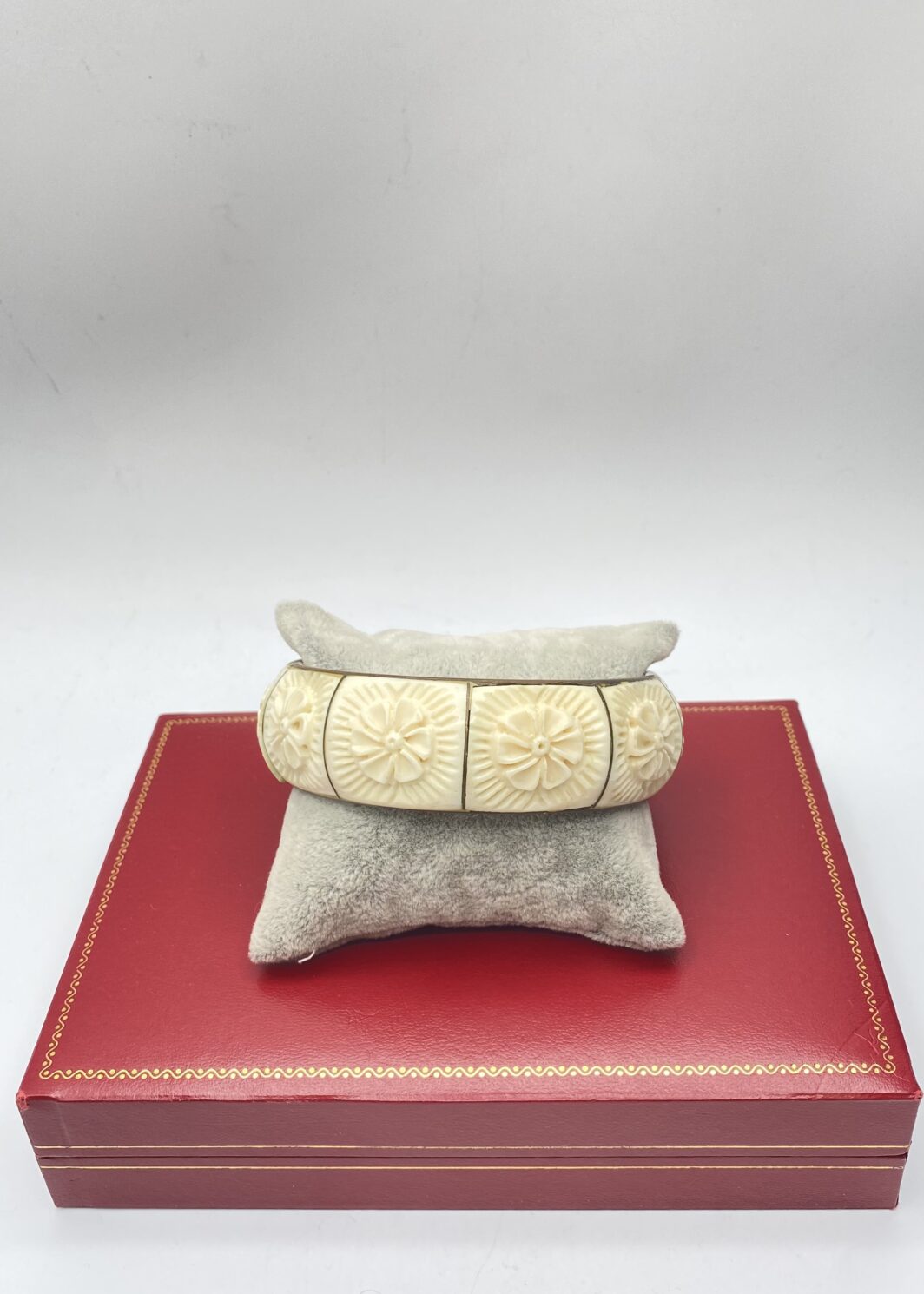 BRACCIALE IN OSSO SCOLPITO E METALLO GOLDTONE. BIGIOTTERIA VINTAGE ANNI ‘30/‘40