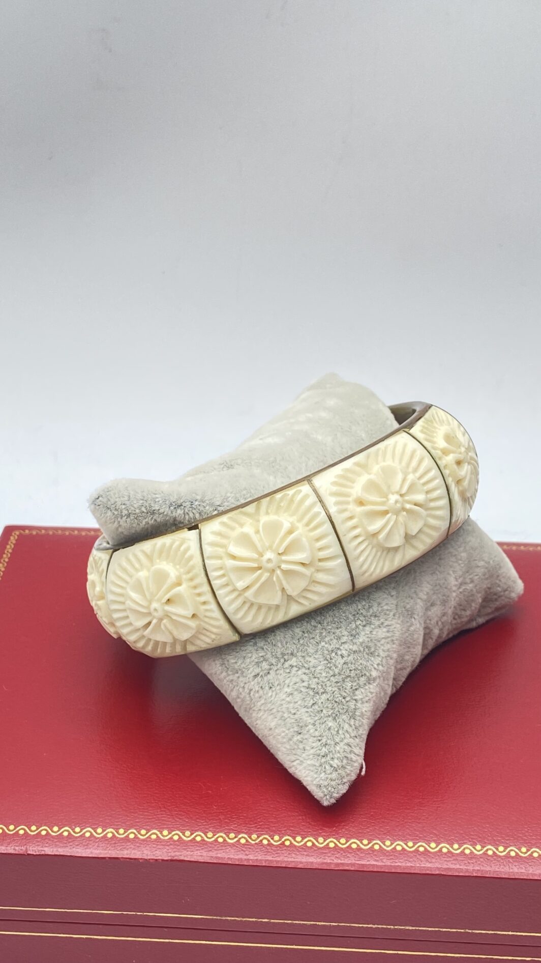 BRACCIALE IN OSSO SCOLPITO E METALLO GOLDTONE. BIGIOTTERIA VINTAGE ANNI ‘30/‘40 - immagine 2