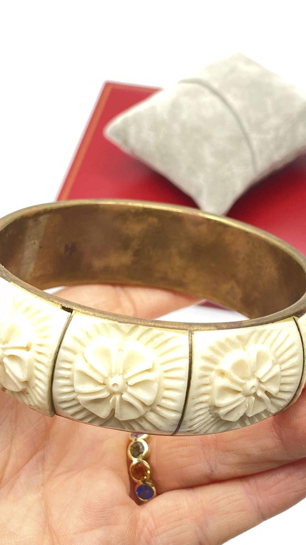 BRACCIALE IN OSSO SCOLPITO E METALLO GOLDTONE. BIGIOTTERIA VINTAGE ANNI ‘30/‘40 - immagine 8