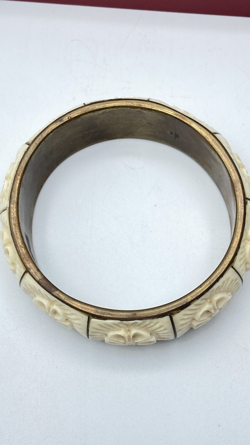BRACCIALE IN OSSO SCOLPITO E METALLO GOLDTONE. BIGIOTTERIA VINTAGE ANNI ‘30/‘40 - immagine 6