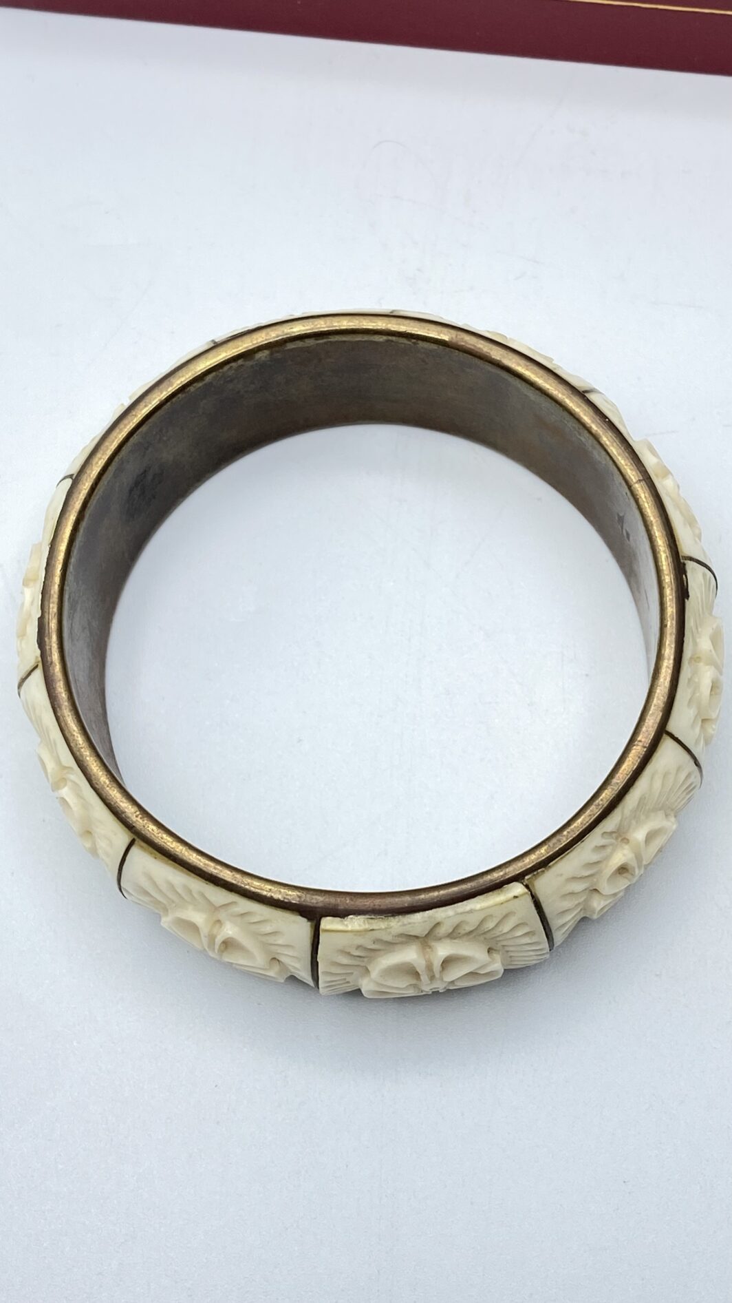 BRACCIALE IN OSSO SCOLPITO E METALLO GOLDTONE. BIGIOTTERIA VINTAGE ANNI ‘30/‘40 - immagine 5
