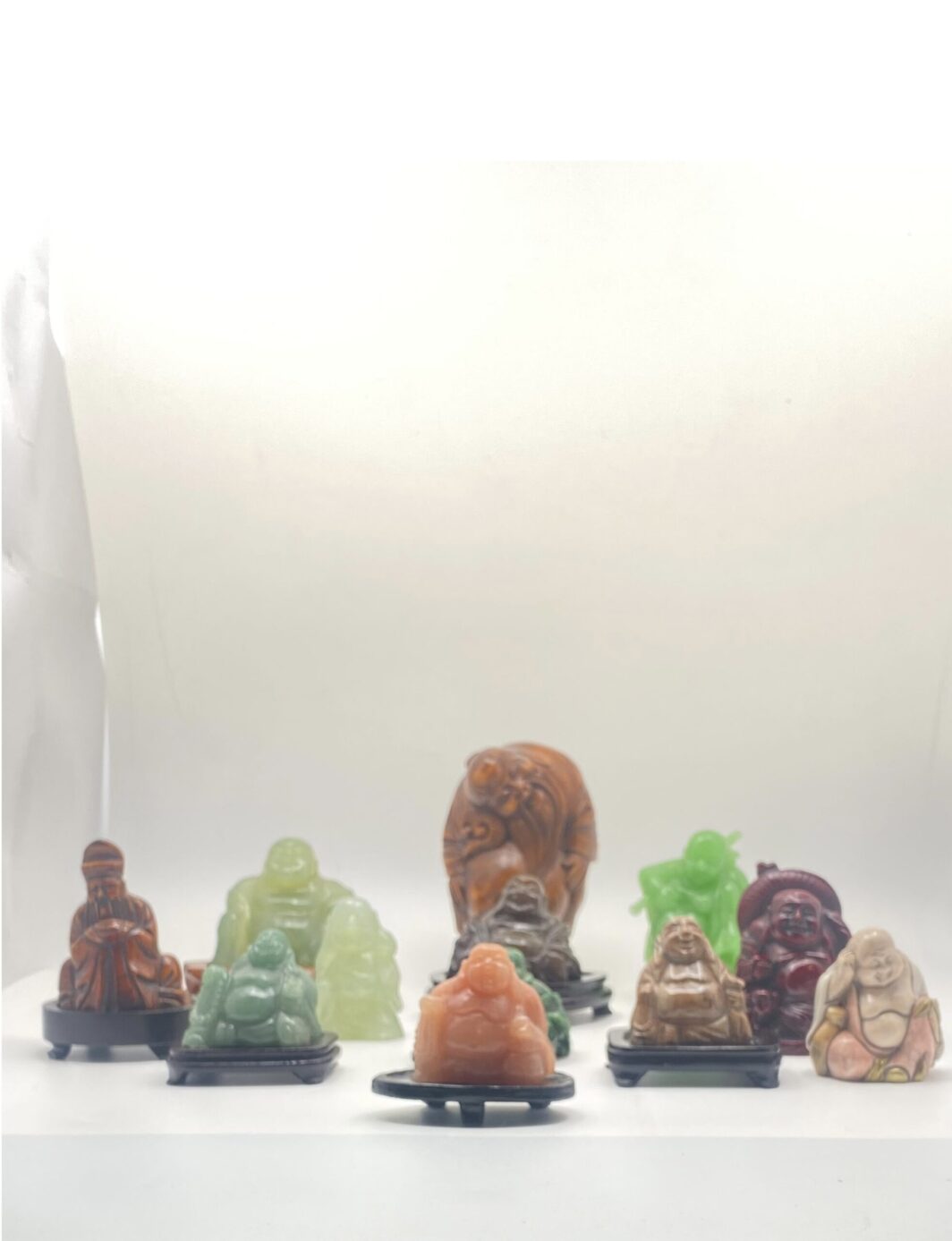 BUDDHA E SAGGI ORIENTALI. LOTTO DI 12 PEZZI IN MATERIALI VARI. CINA XXsec.