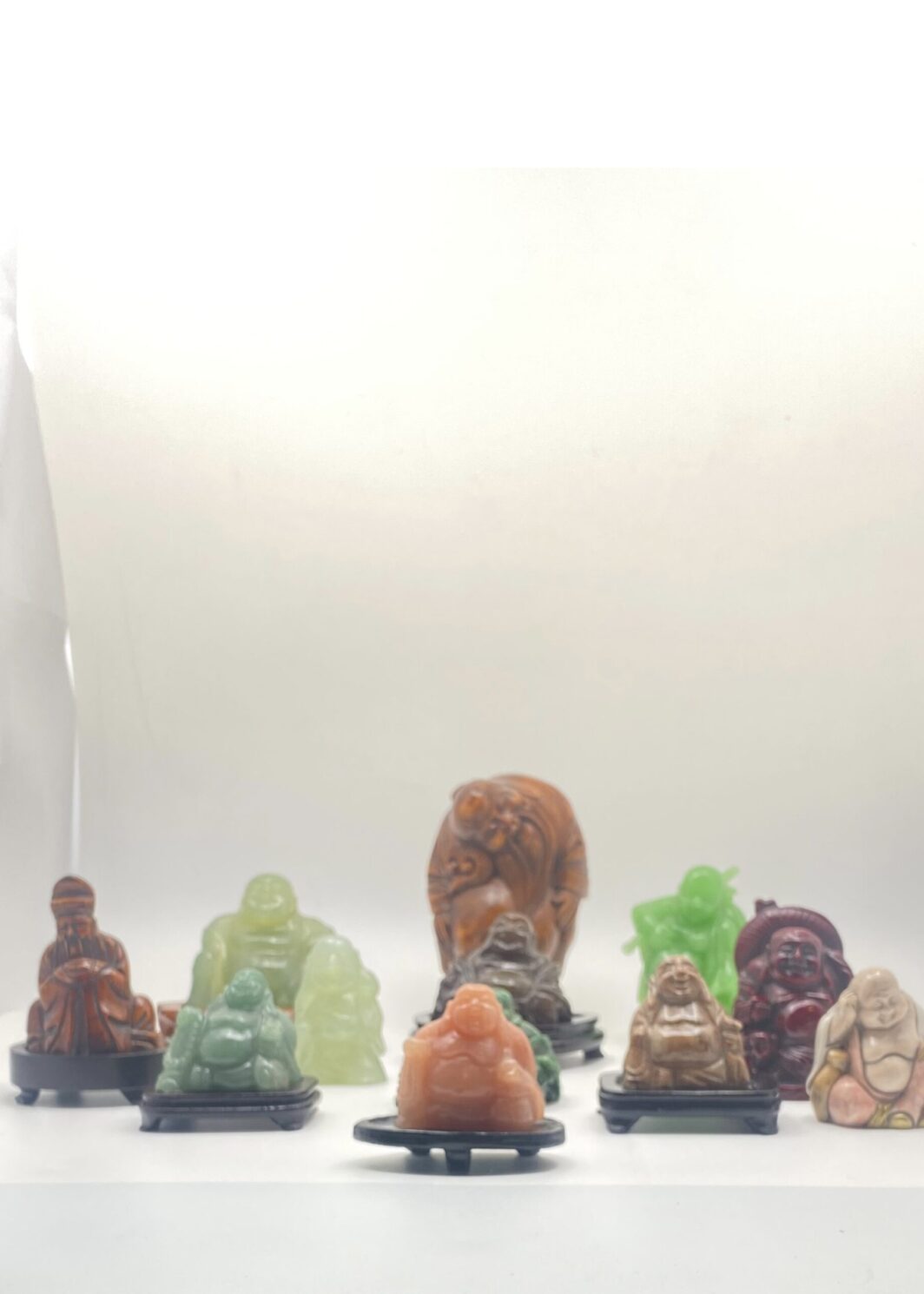 BUDDHA E SAGGI ORIENTALI. LOTTO DI 12 PEZZI IN MATERIALI VARI. CINA XXsec.