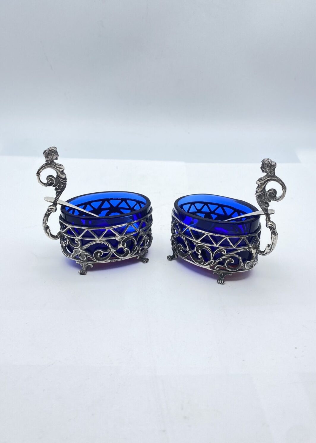 ARGENTO. PAIO DI SALIERE CON OPALINE BLU. SECONDA METÀ XIX sec.