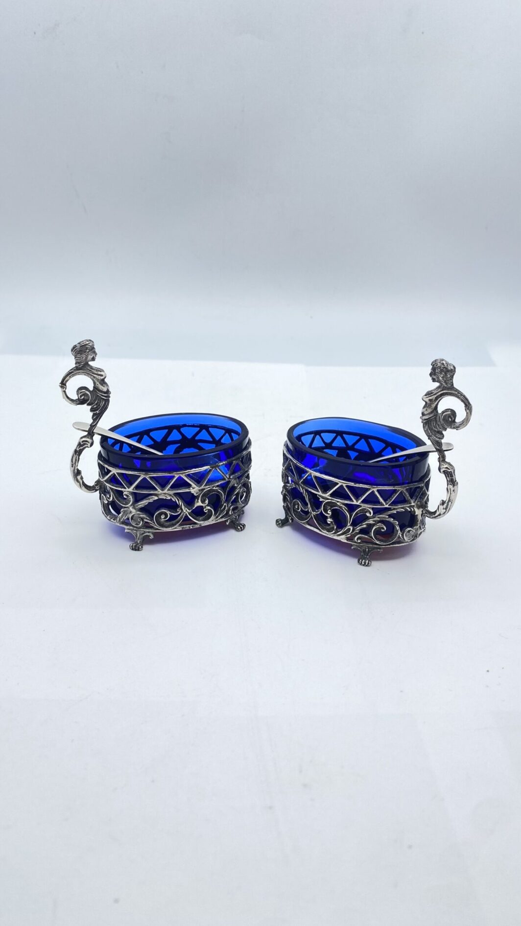 ARGENTO. PAIO DI SALIERE CON OPALINE BLU. SECONDA METÀ XIX sec.