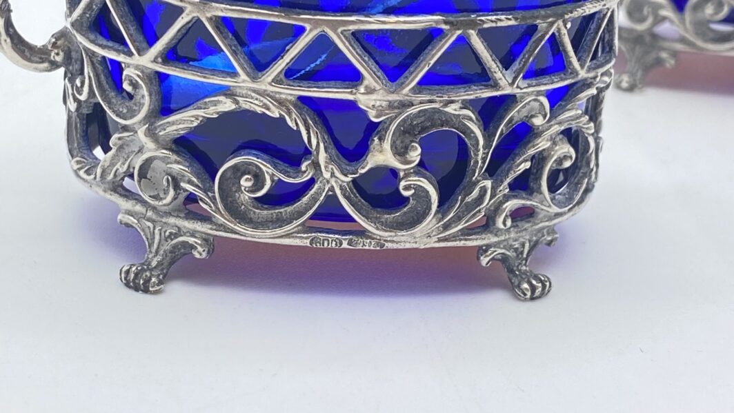 ARGENTO. PAIO DI SALIERE CON OPALINE BLU. SECONDA METÀ XIX sec. - immagine 13