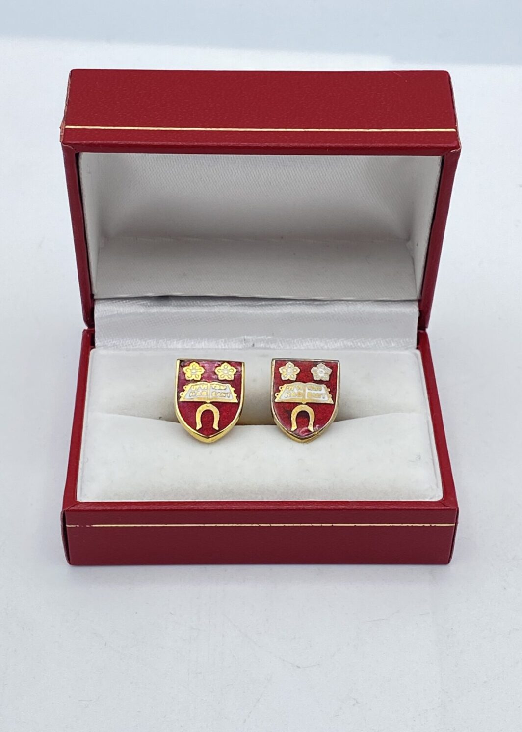 “UNIVERSITY OF LEICESTER”. GEMELLI VINTAGE. METALLO DORATO E SMALTI.