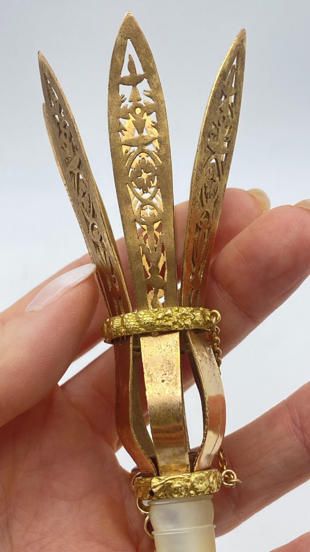 ANTICO PORTABOUQUET DA SPOSA IN MADREPERLA E PINCHBECK. EPOCA VITTORIANA, METÀ DEL XIX sec. - immagine 4