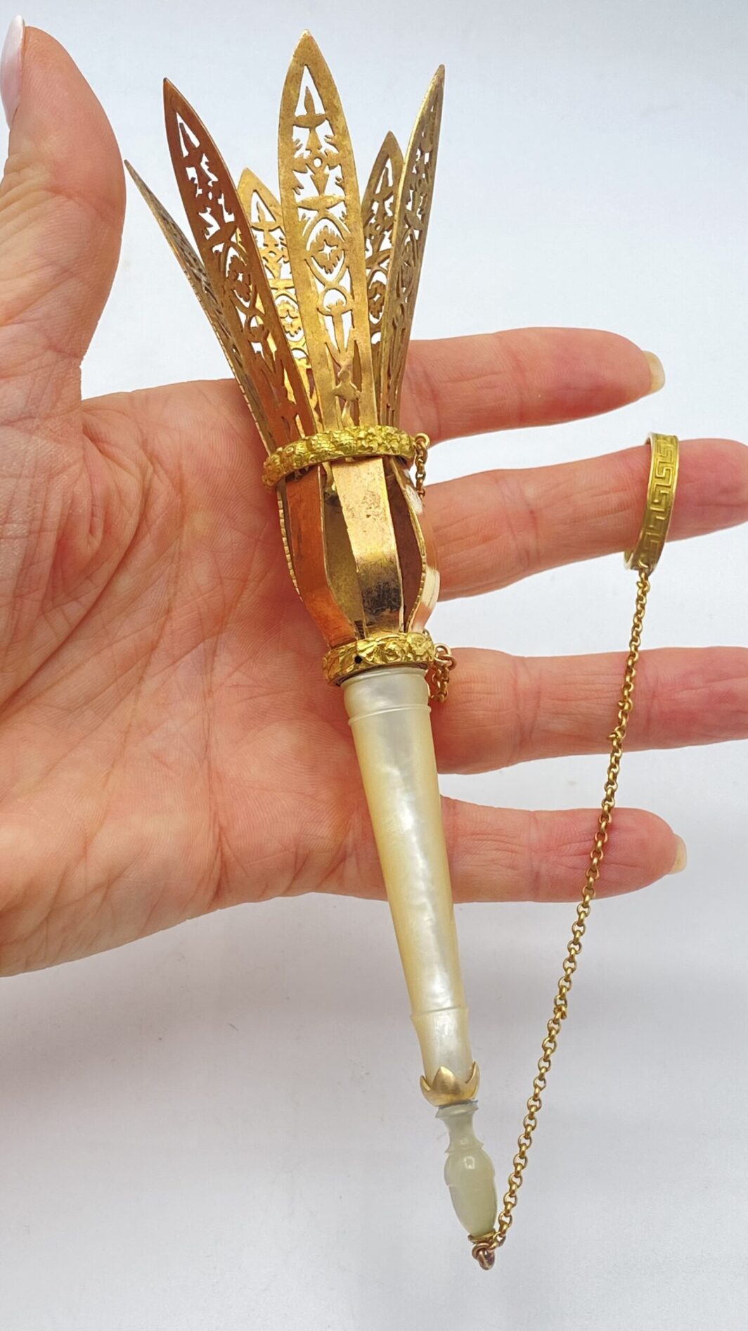 ANTICO PORTABOUQUET DA SPOSA IN MADREPERLA E PINCHBECK. EPOCA VITTORIANA, METÀ DEL XIX sec. - immagine 3