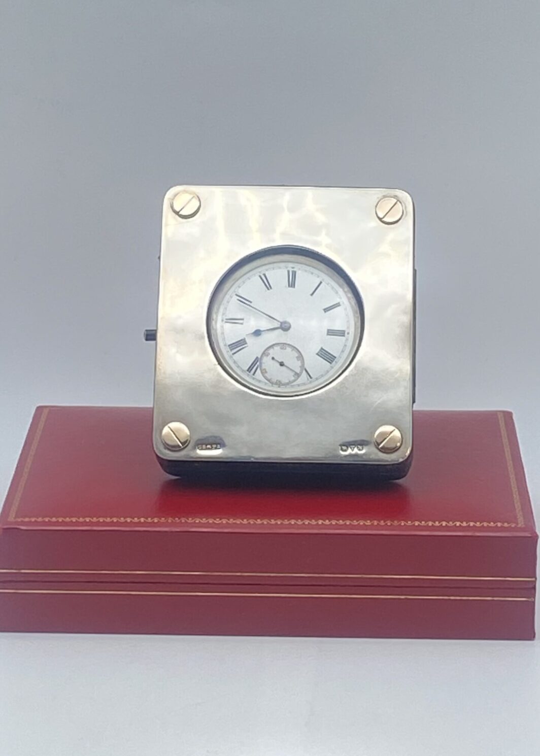 ARGENTO E ORO. OROLOGIO DEL 1892 CON PORTAOROLOGIO DATATO 1908.