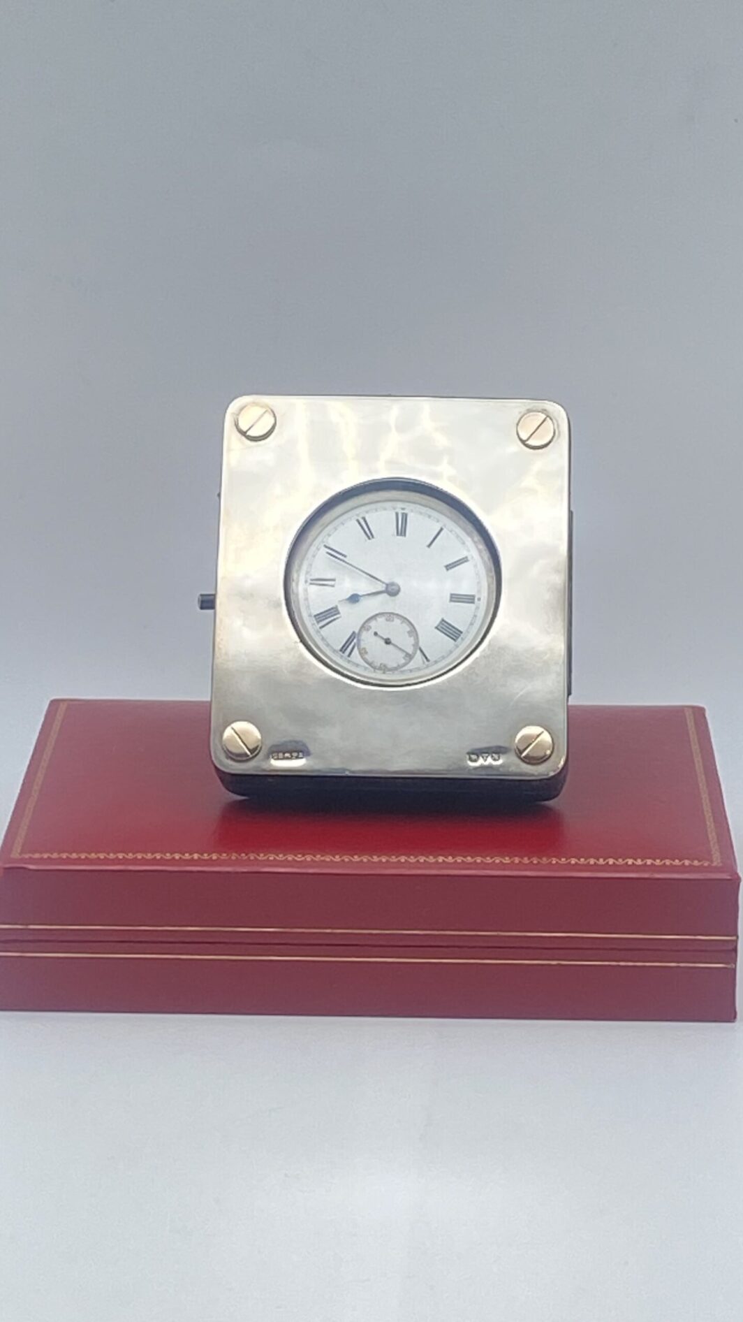 ARGENTO E ORO. OROLOGIO DEL 1892 CON PORTAOROLOGIO DATATO 1908.